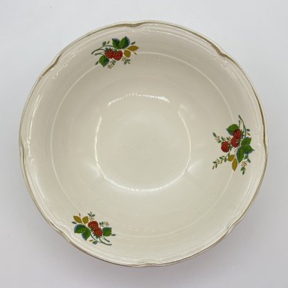 Блюдо глубокое сервировочное, украшенное изображением ягод малины, фаянс, деколь, Конаковский фаянсовый завод им. М.И. Калинина (ЗиК Конаково), СССР, 1974-1991 гг.