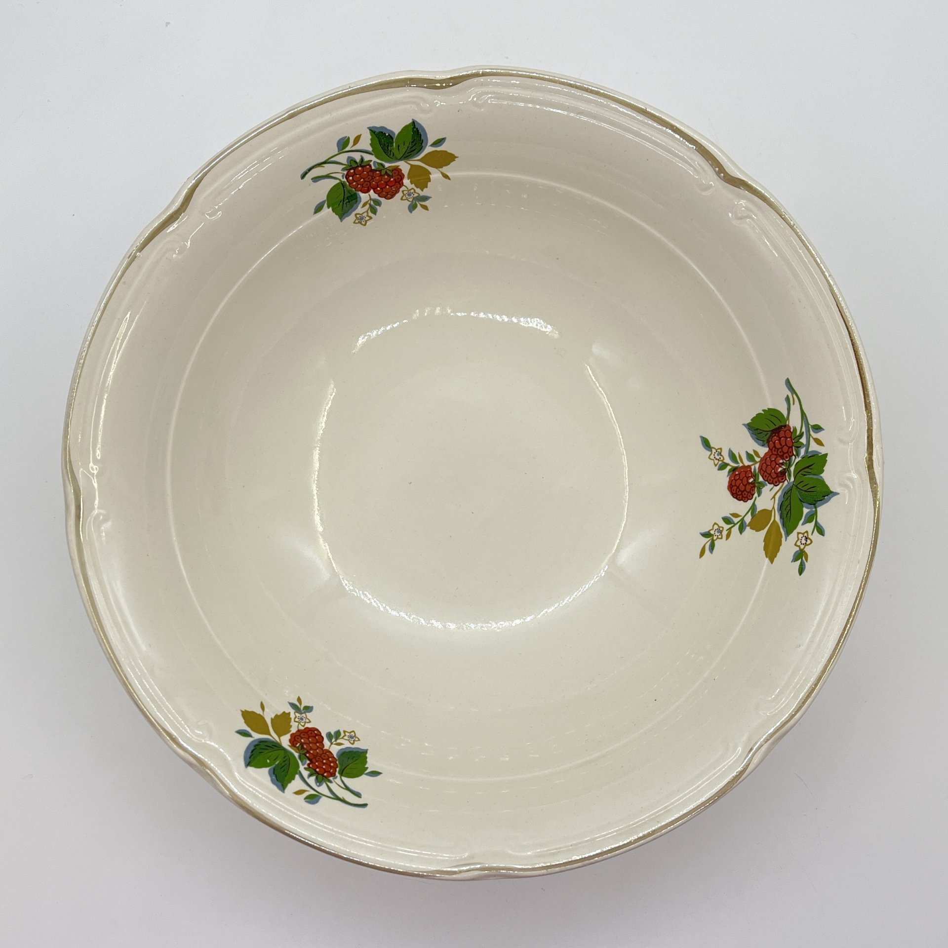 Блюдо глубокое сервировочное, украшенное изображением ягод малины, фаянс, деколь, Конаковский фаянсовый завод им. М.И. Калинина (ЗиК Конаково), СССР, 1974-1991 гг.