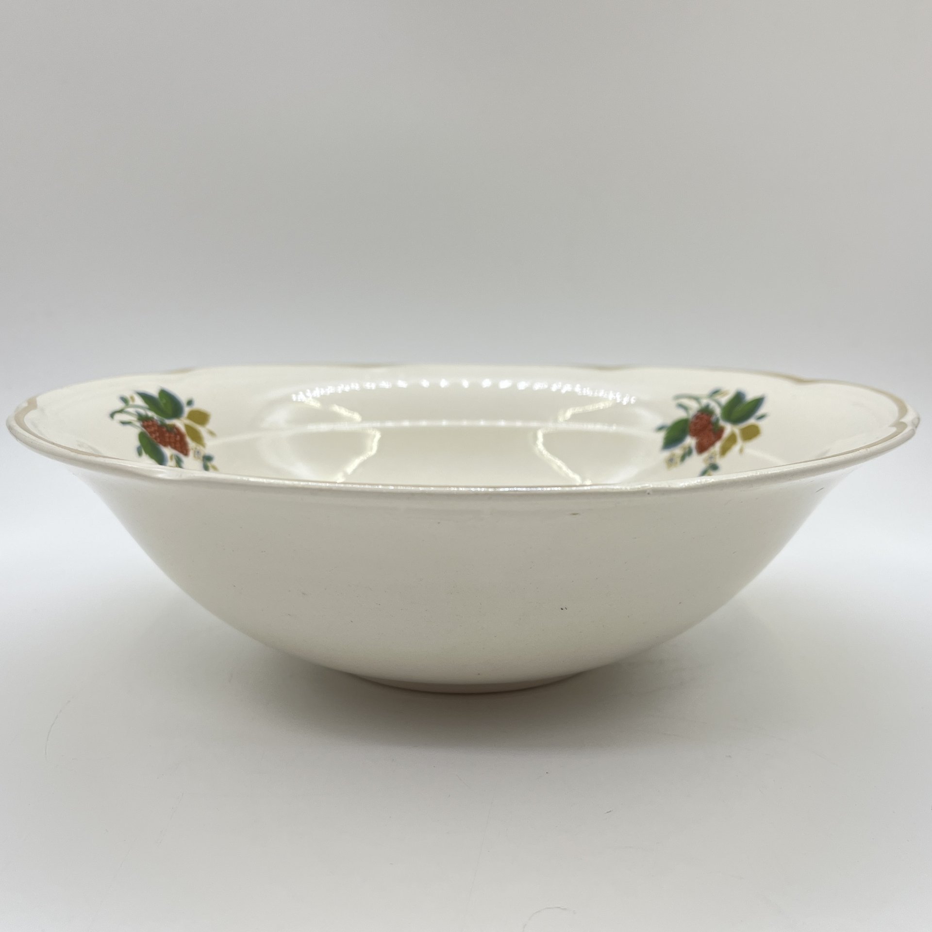 Блюдо глубокое сервировочное, украшенное изображением ягод малины, фаянс, деколь, Конаковский фаянсовый завод им. М.И. Калинина (ЗиК Конаково), СССР, 1974-1991 гг.