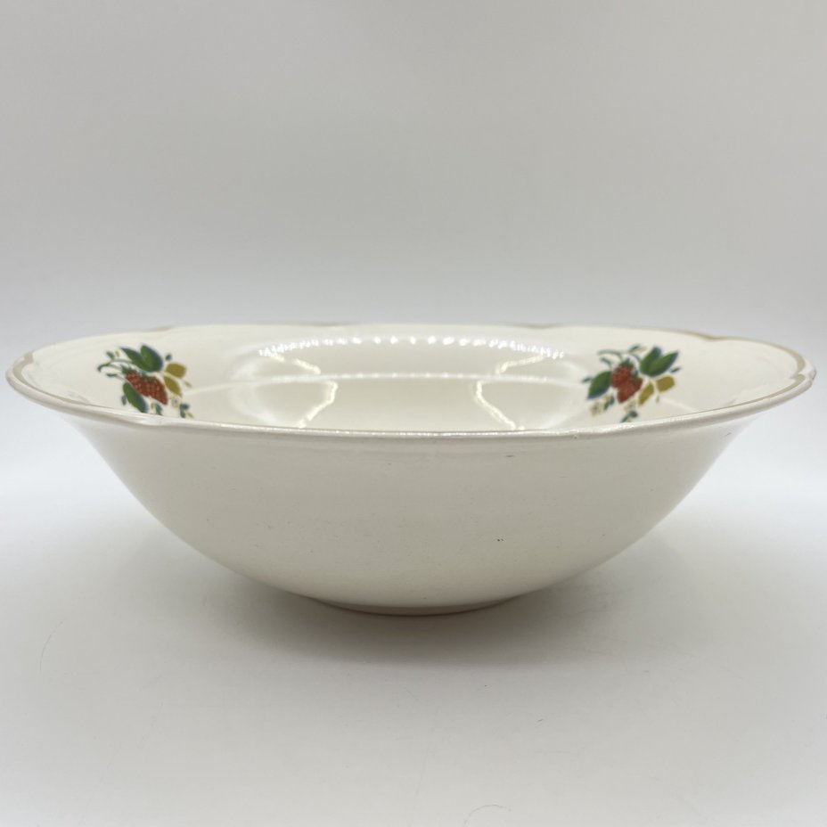 Блюдо глубокое сервировочное, украшенное изображением ягод малины, фаянс, деколь, Конаковский фаянсовый завод им. М.И. Калинина (ЗиК Конаково), СССР, 1974-1991 гг.