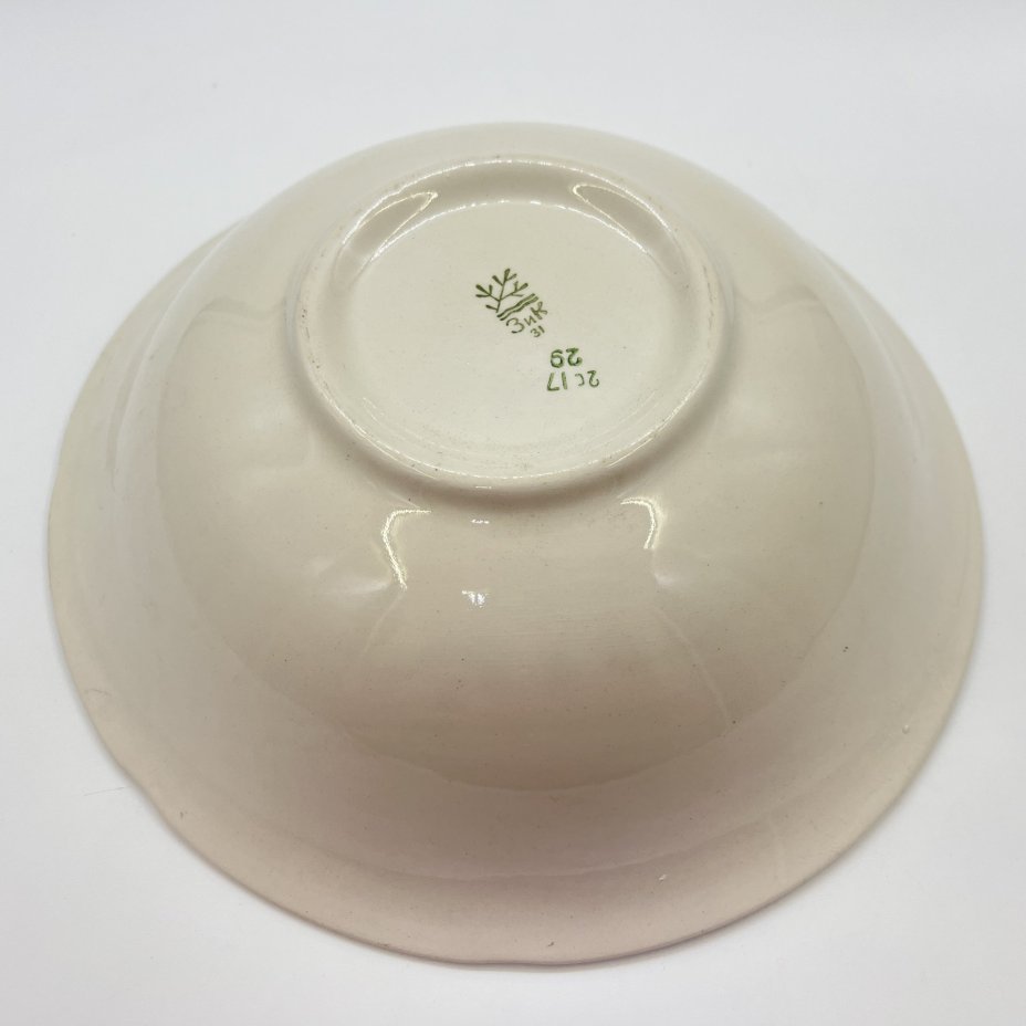 Блюдо глубокое сервировочное, украшенное изображением ягод малины, фаянс, деколь, Конаковский фаянсовый завод им. М.И. Калинина (ЗиК Конаково), СССР, 1974-1991 гг.