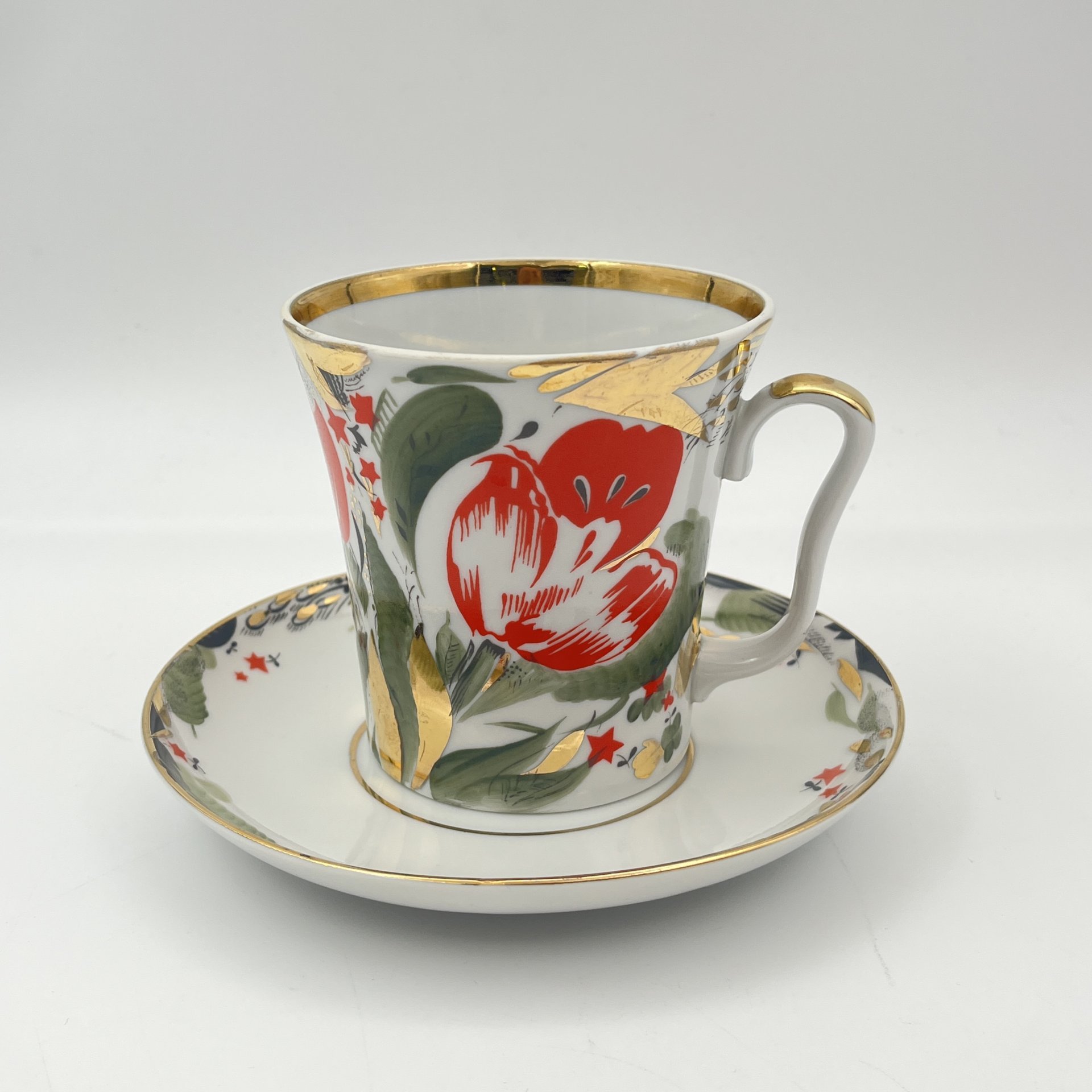 Бокал чайный "Красный тюльпан", автор Григорьева Л.И., фарфор, деколь, роспись, золочение, Ленинградский фарфоровый завод (ЛФЗ), СССР, 1970-1991 гг.