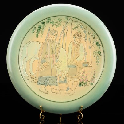 Декоративное настенное блюдо "Возвращение солдата домой", керамика, роспись, глазурь, Львовская керамико-скульптурная фабрика (ЛКСФ), СССР, 1970-1980 гг.