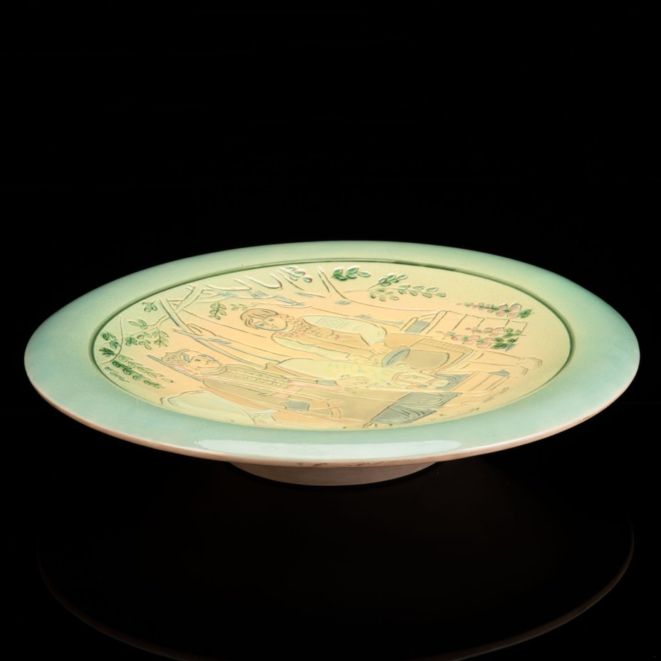 Декоративное настенное блюдо "Возвращение солдата домой", керамика, роспись, глазурь, Львовская керамико-скульптурная фабрика (ЛКСФ), СССР, 1970-1980 гг.