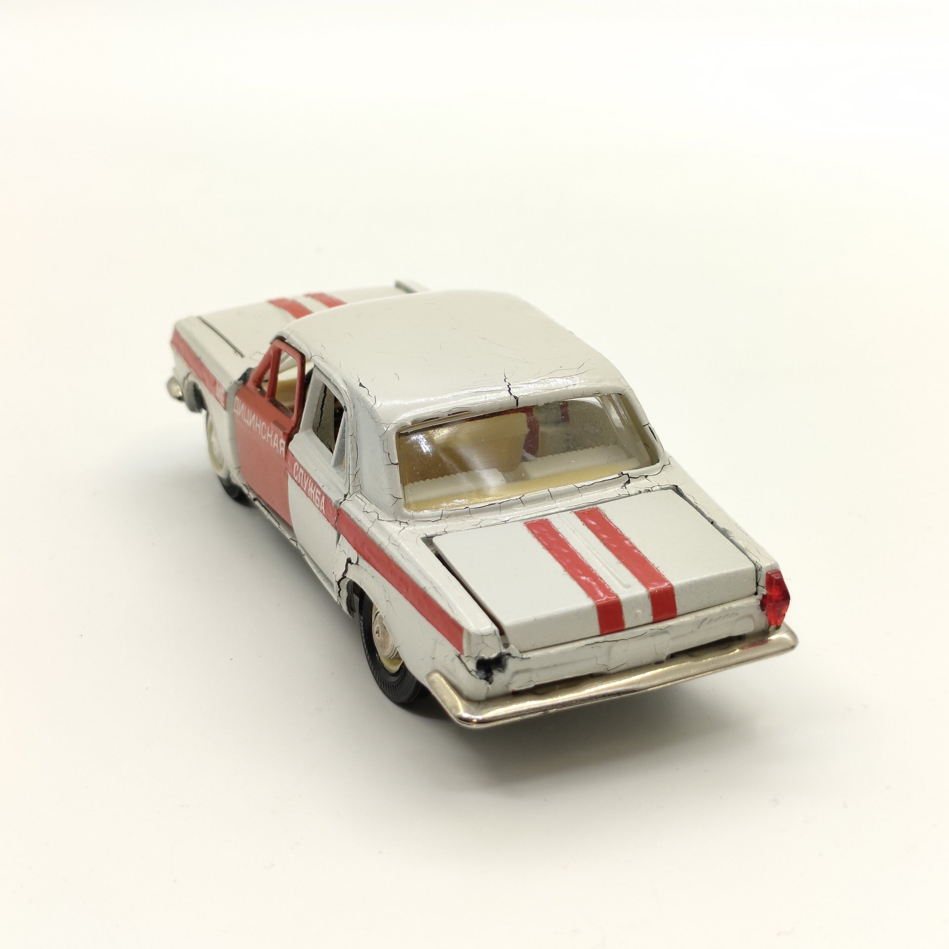 Модель автомобиля "Волга ГАЗ-24" (Медицинская служба)