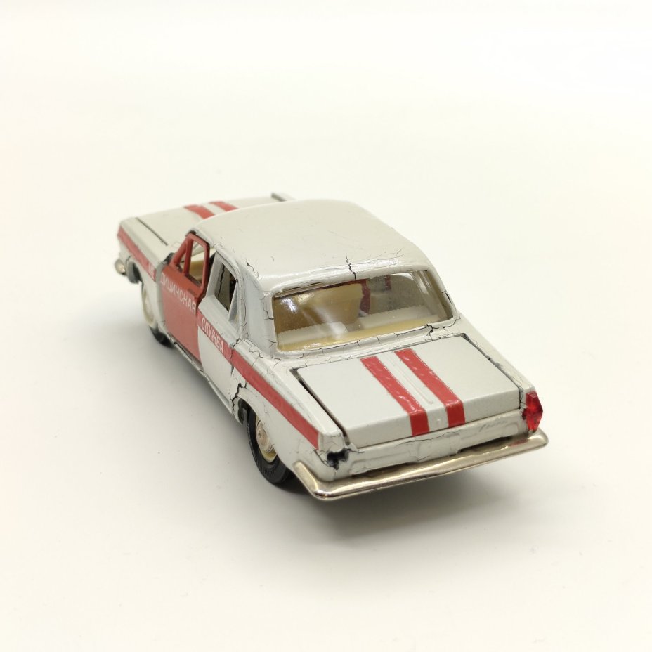 Модель автомобиля "Волга ГАЗ-24" (Медицинская служба)