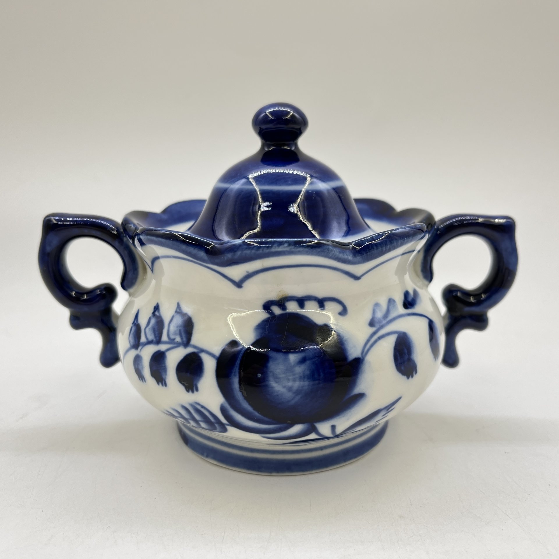 Сахарница миниатюрная с цветочным/растительным декором, фарфор, роспись, Объединение «Гжель», СССР, 1972-1985 гг.