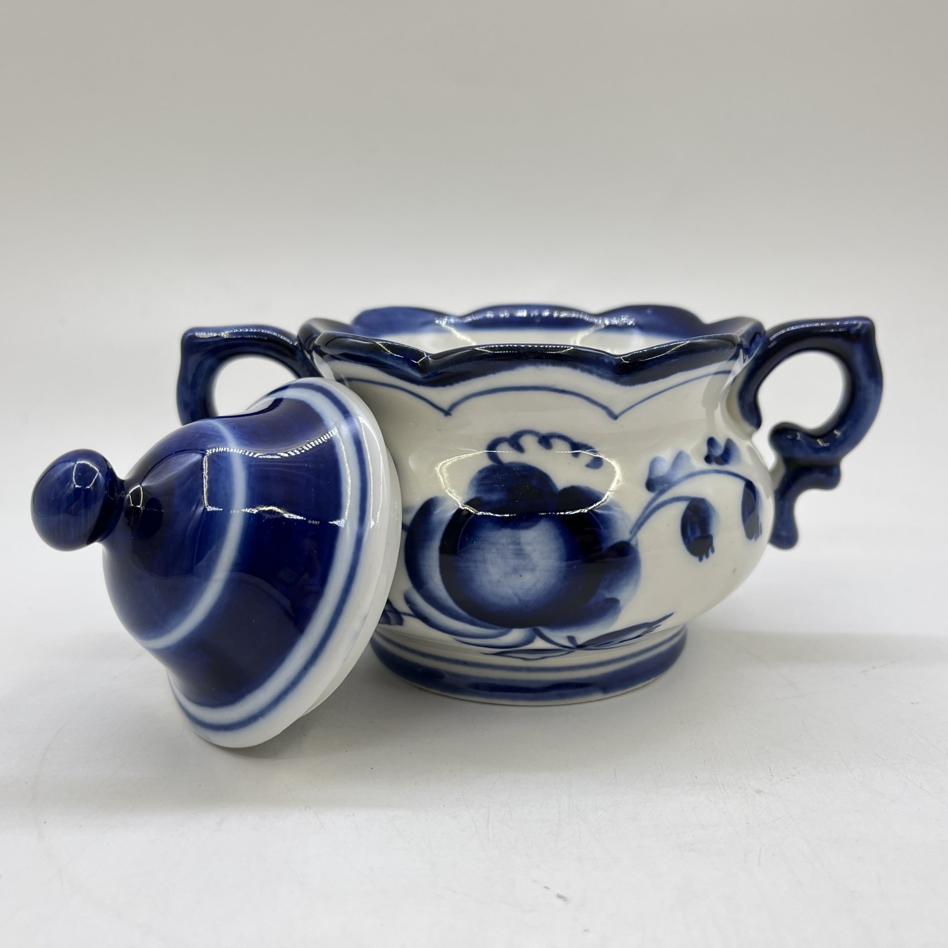 Сахарница миниатюрная с цветочным/растительным декором, фарфор, роспись, Объединение «Гжель», СССР, 1972-1985 гг.