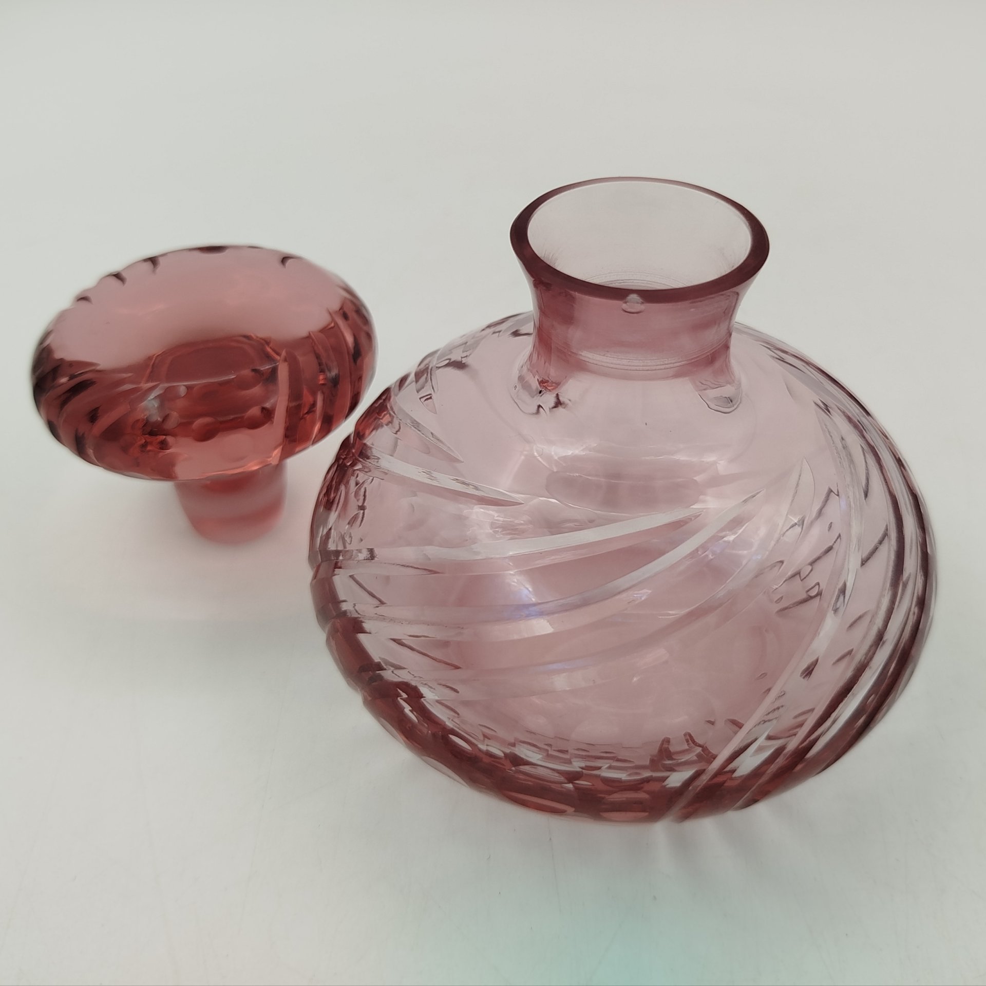 Флакон парфюмерный (винтажный) малинового оттенка с рельефным декором, стекло, резьба, Западная Европа, 1950-1960 гг.