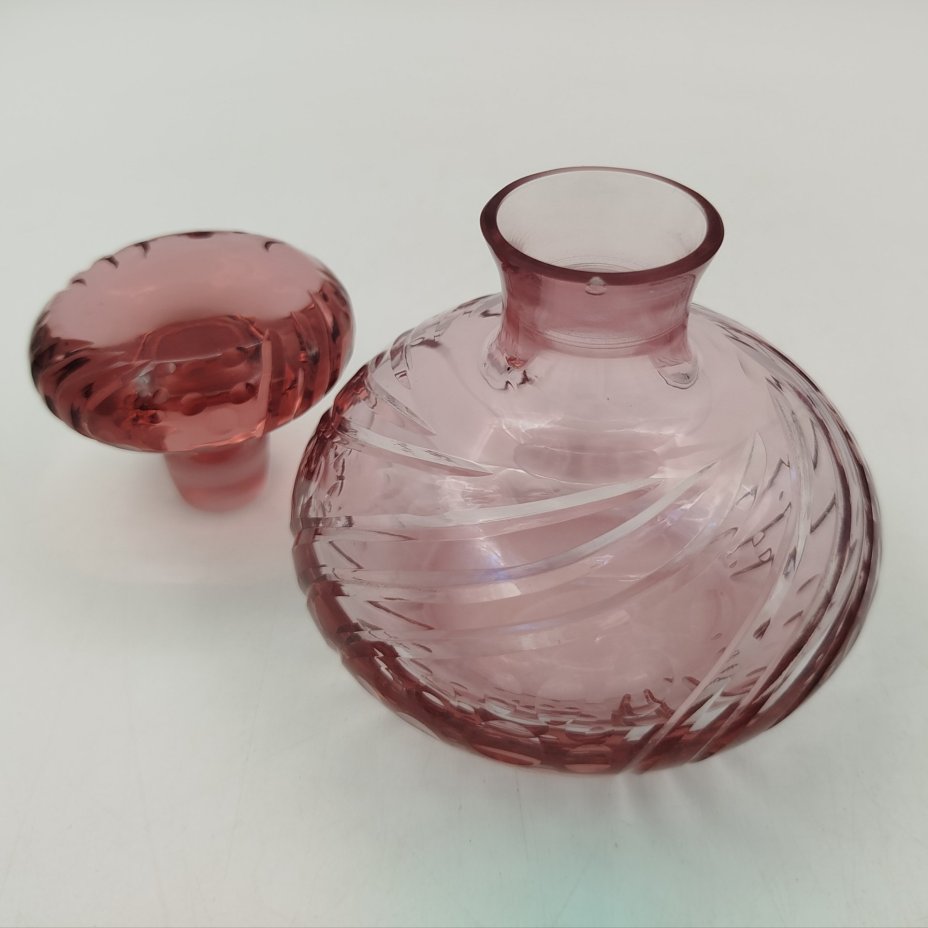 Флакон парфюмерный (винтажный) малинового оттенка с рельефным декором, стекло, резьба, Западная Европа, 1950-1960 гг.