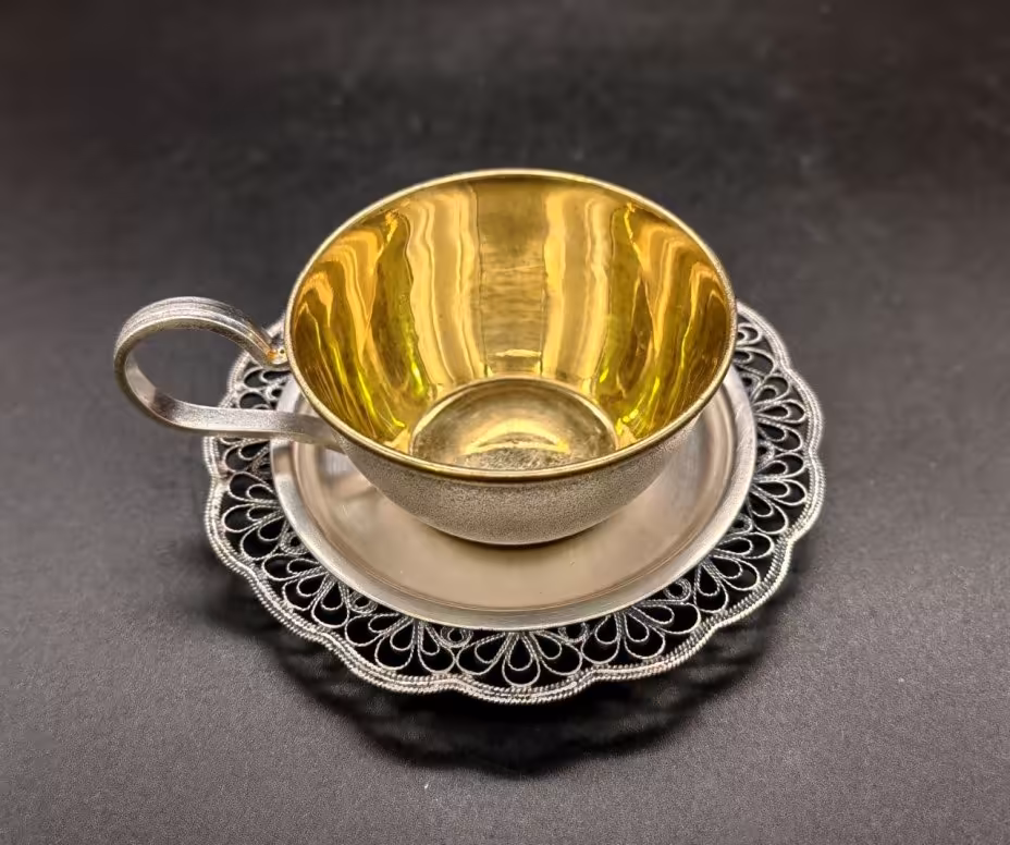 Пара кофейная с цветочным декором и орнаментальной каймой на блюдце, выполненной в технике скани, Мстерский завод художественных изделий «Ювелир»