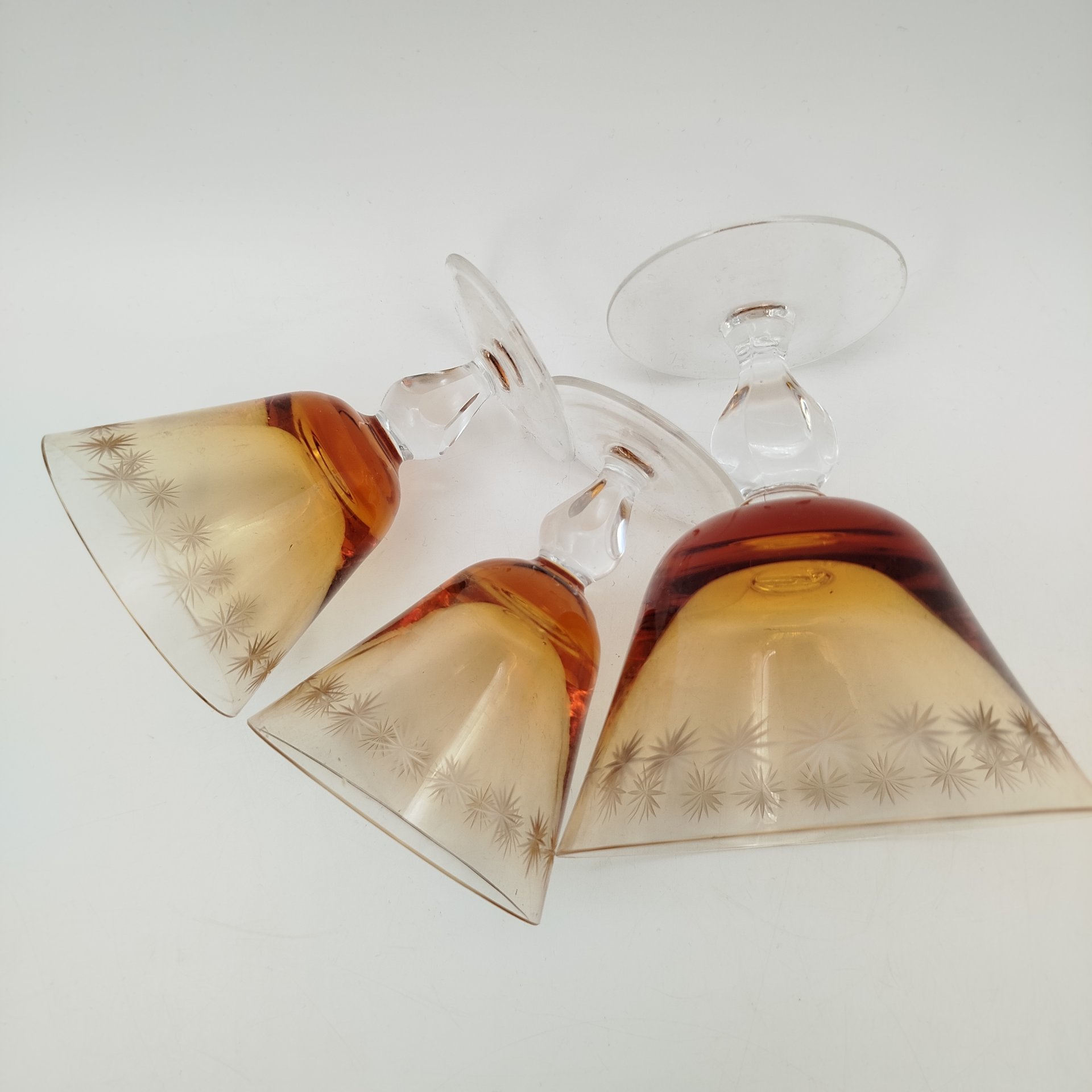 Набор из 2 фужеров и креманки "Золотая свадьба" янтарного цвета на массивных ножках, автор Рогов Е.И., хрусталь, гравировка, Гусевской хрустальный завод (Гусь-Хрустальный), СССР, 1970-1990 гг.