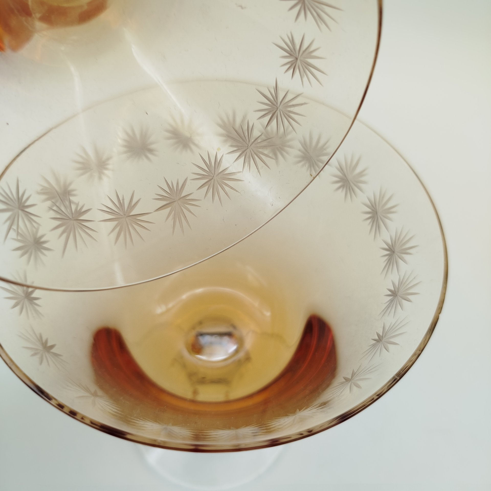 Набор из 2 фужеров и креманки "Золотая свадьба" янтарного цвета на массивных ножках, автор Рогов Е.И., хрусталь, гравировка, Гусевской хрустальный завод (Гусь-Хрустальный), СССР, 1970-1990 гг.