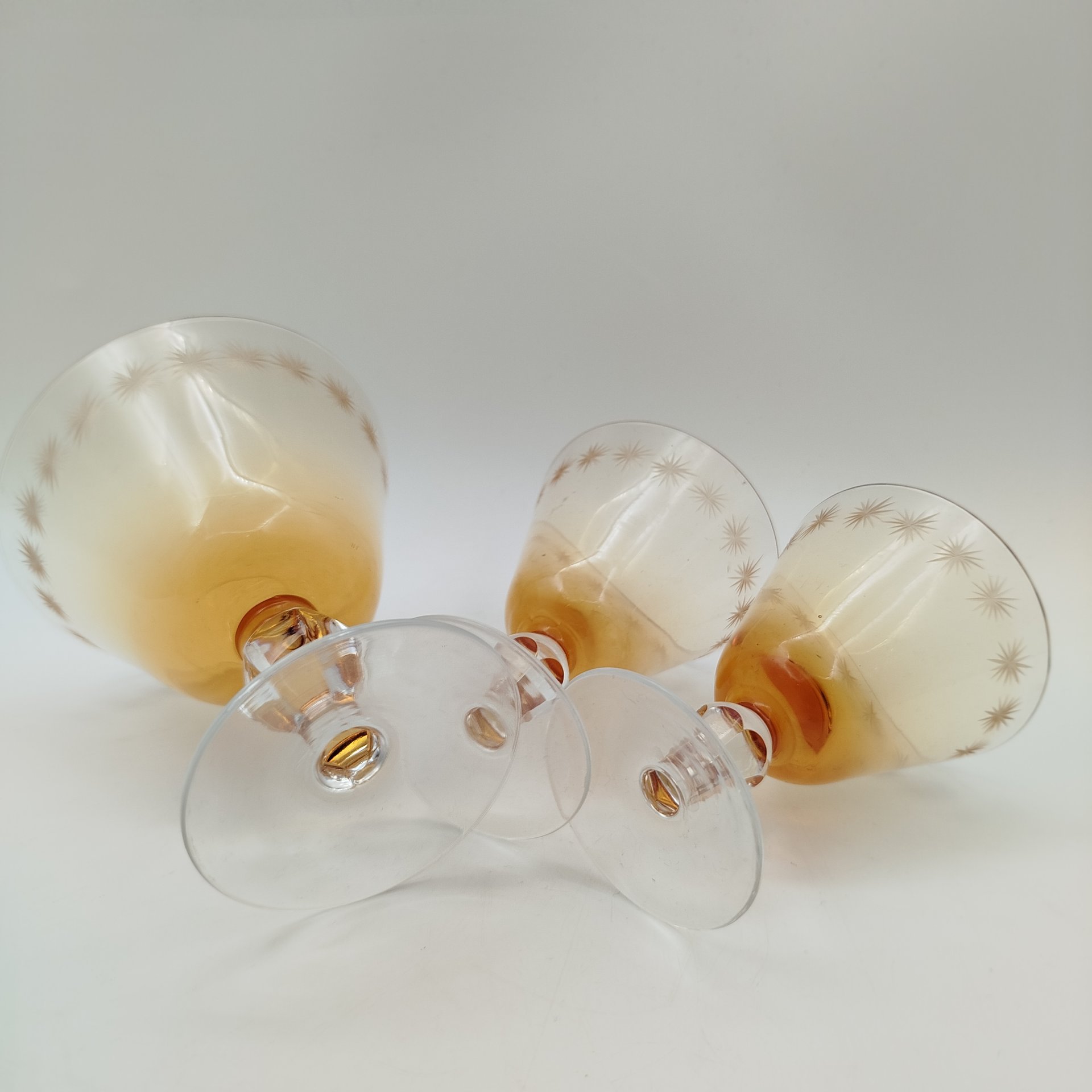 Набор из 2 фужеров и креманки "Золотая свадьба" янтарного цвета на массивных ножках, автор Рогов Е.И., хрусталь, гравировка, Гусевской хрустальный завод (Гусь-Хрустальный), СССР, 1970-1990 гг.