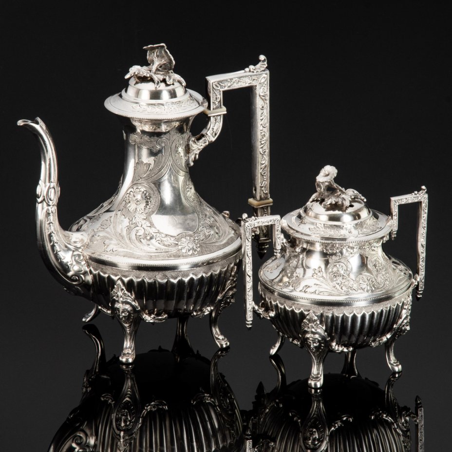 Кофейник и сахарница, украшенные маскаронами, цветочными гирляндами и фигурными хватками в виле соцветий, металл, серебрение, гравировка, канфарение, рог, Западная Европа, 1920-1950 гг.