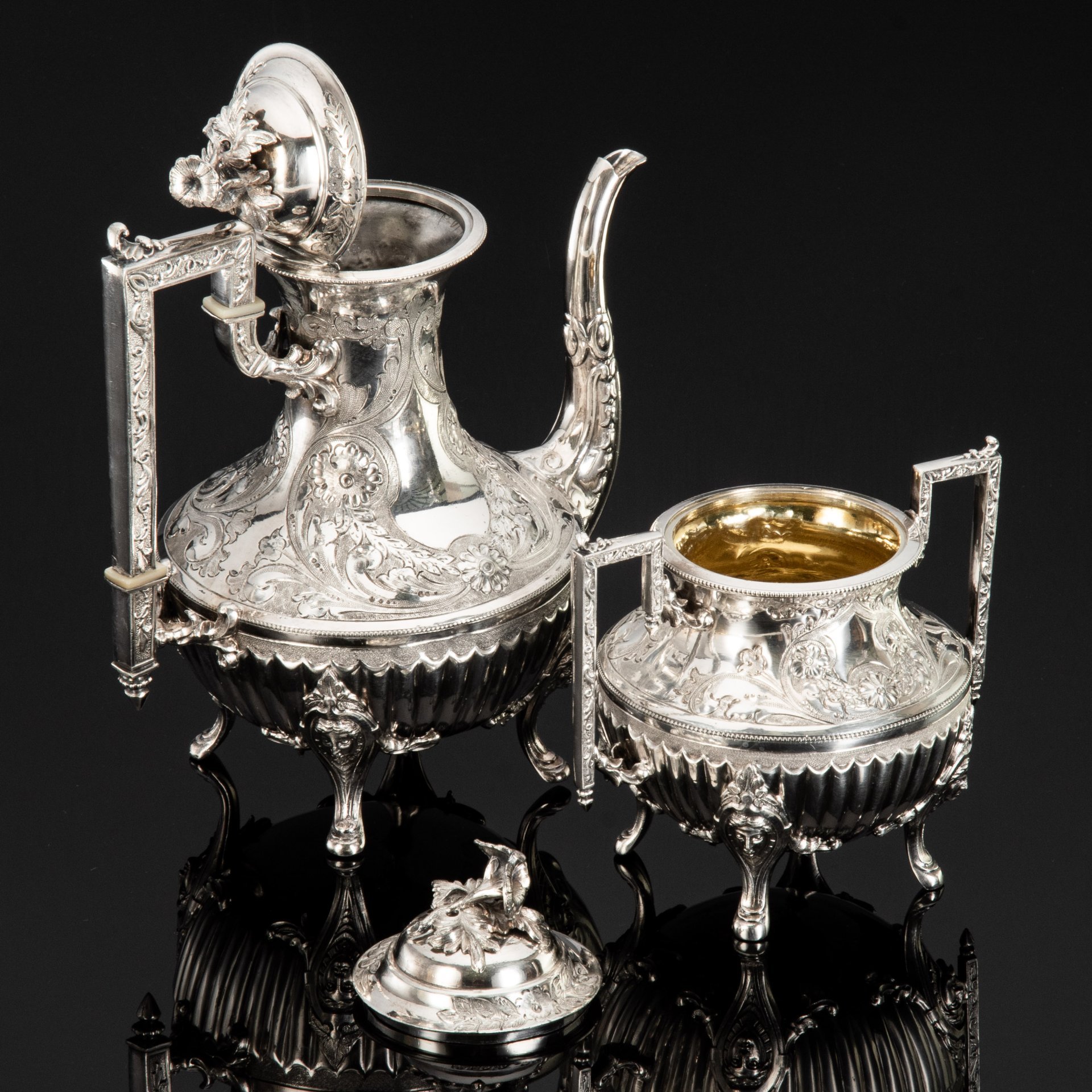 Кофейник и сахарница, украшенные маскаронами, цветочными гирляндами и фигурными хватками в виле соцветий, металл, серебрение, гравировка, канфарение, рог, Западная Европа, 1920-1950 гг.