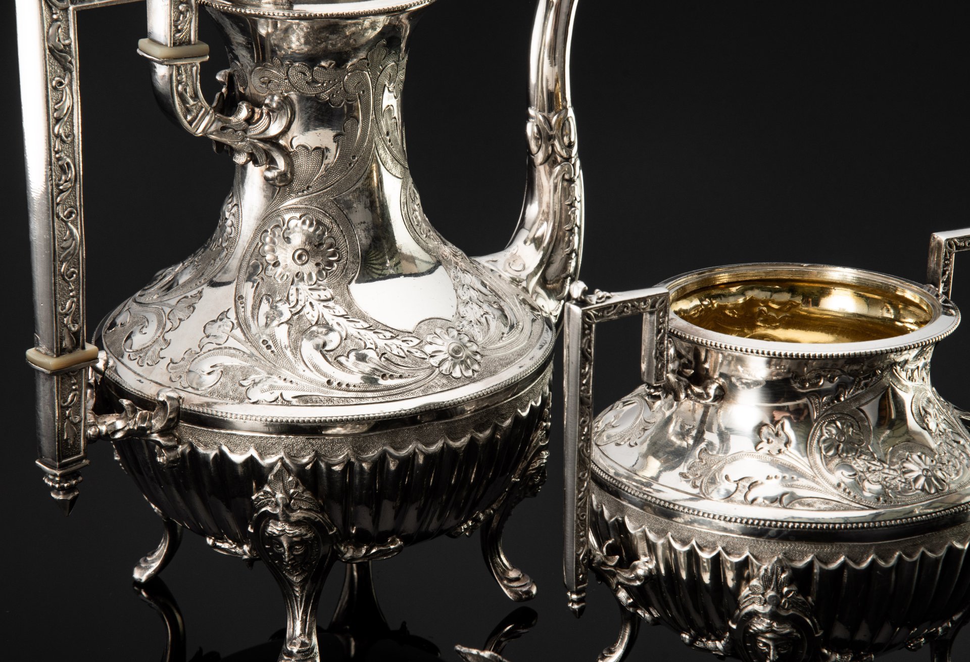 Кофейник и сахарница, украшенные маскаронами, цветочными гирляндами и фигурными хватками в виле соцветий, металл, серебрение, гравировка, канфарение, рог, Западная Европа, 1920-1950 гг.