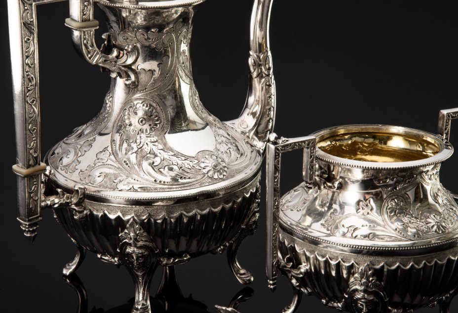 Кофейник и сахарница, украшенные маскаронами, цветочными гирляндами и фигурными хватками в виле соцветий, металл, серебрение, гравировка, канфарение, рог, Западная Европа, 1920-1950 гг.