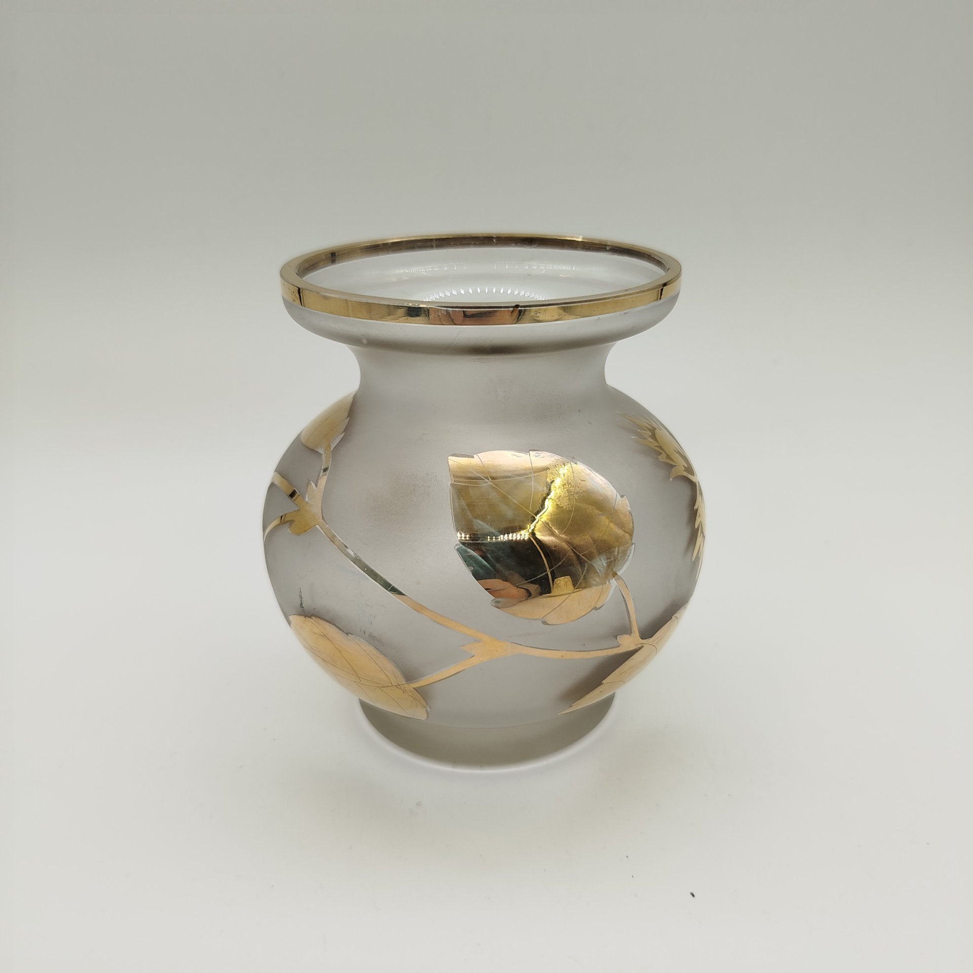 Ваза с растительным декором, стекло, золочение, матирование, Богемия, 1970-1980 гг.