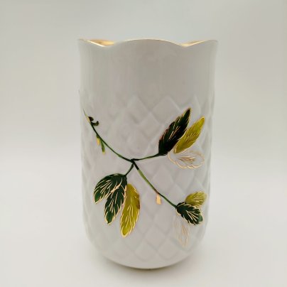 Ваза с рельефным туловом и декором в виде веточек с листьями, фарфор, роспись, золочение, Сысертский фарфоровый завод, СССР, 1977-1991 гг.