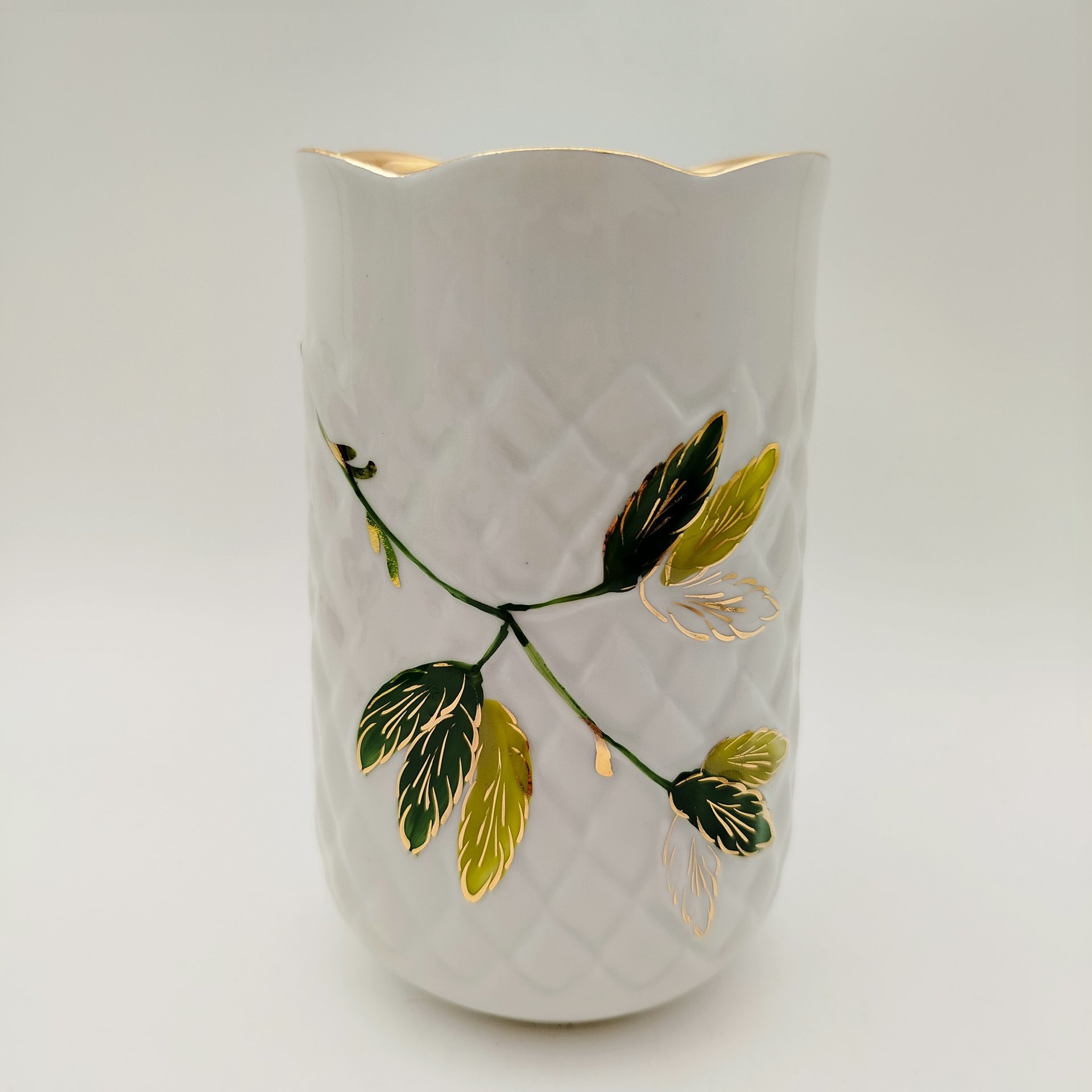 Ваза с рельефным туловом и декором в виде веточек с листьями, фарфор, роспись, золочение, Сысертский фарфоровый завод, СССР, 1977-1991 гг.