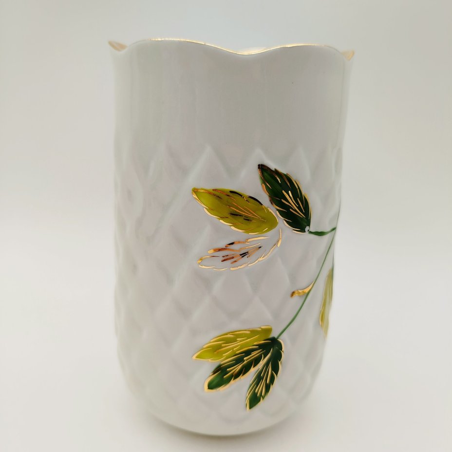 Ваза с рельефным туловом и декором в виде веточек с листьями, фарфор, роспись, золочение, Сысертский фарфоровый завод, СССР, 1977-1991 гг.