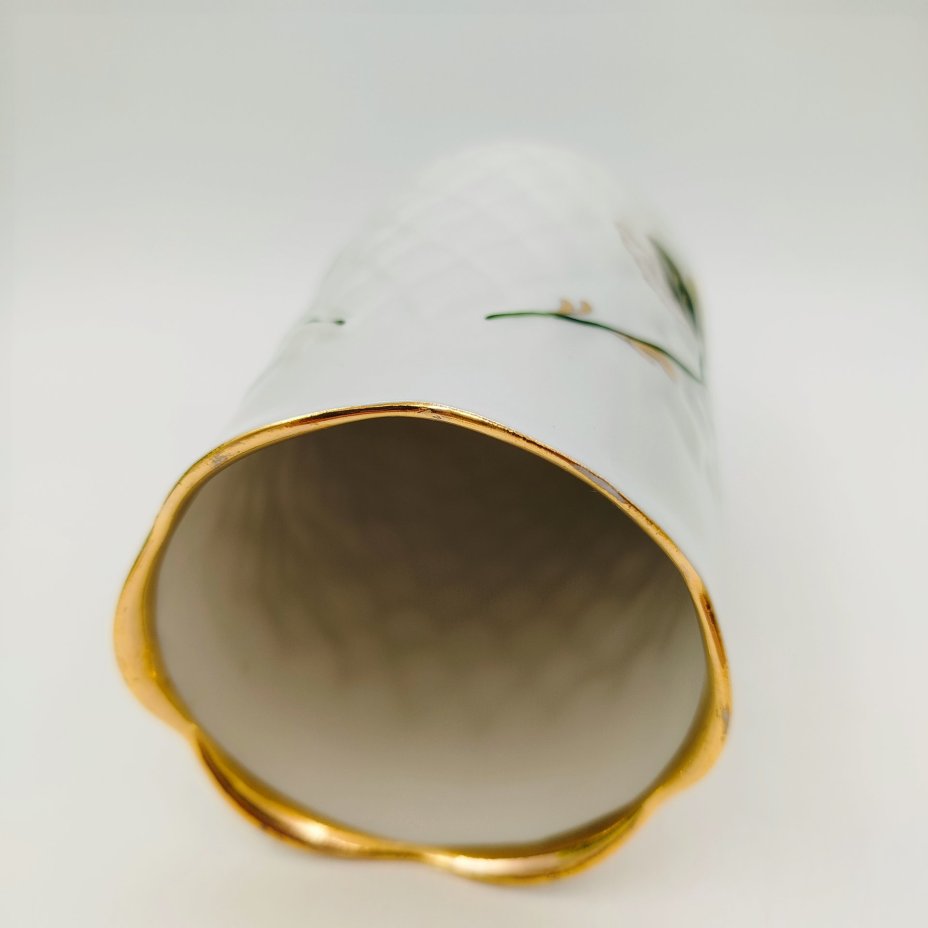 Ваза с рельефным туловом и декором в виде веточек с листьями, фарфор, роспись, золочение, Сысертский фарфоровый завод, СССР, 1977-1991 гг.