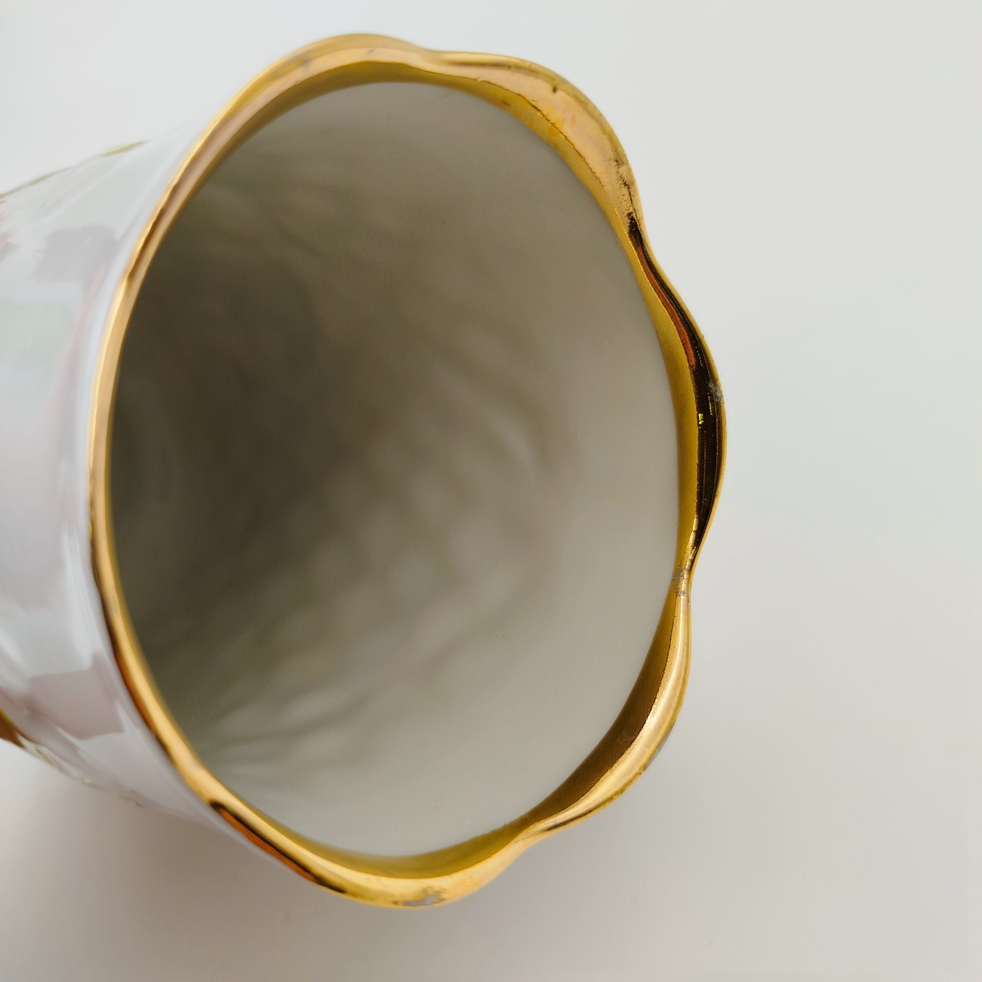 Ваза с рельефным туловом и декором в виде веточек с листьями, фарфор, роспись, золочение, Сысертский фарфоровый завод, СССР, 1977-1991 гг.