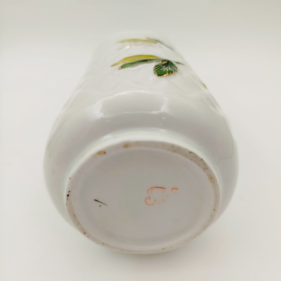 Ваза с рельефным туловом и декором в виде веточек с листьями, фарфор, роспись, золочение, Сысертский фарфоровый завод, СССР, 1977-1991 гг.