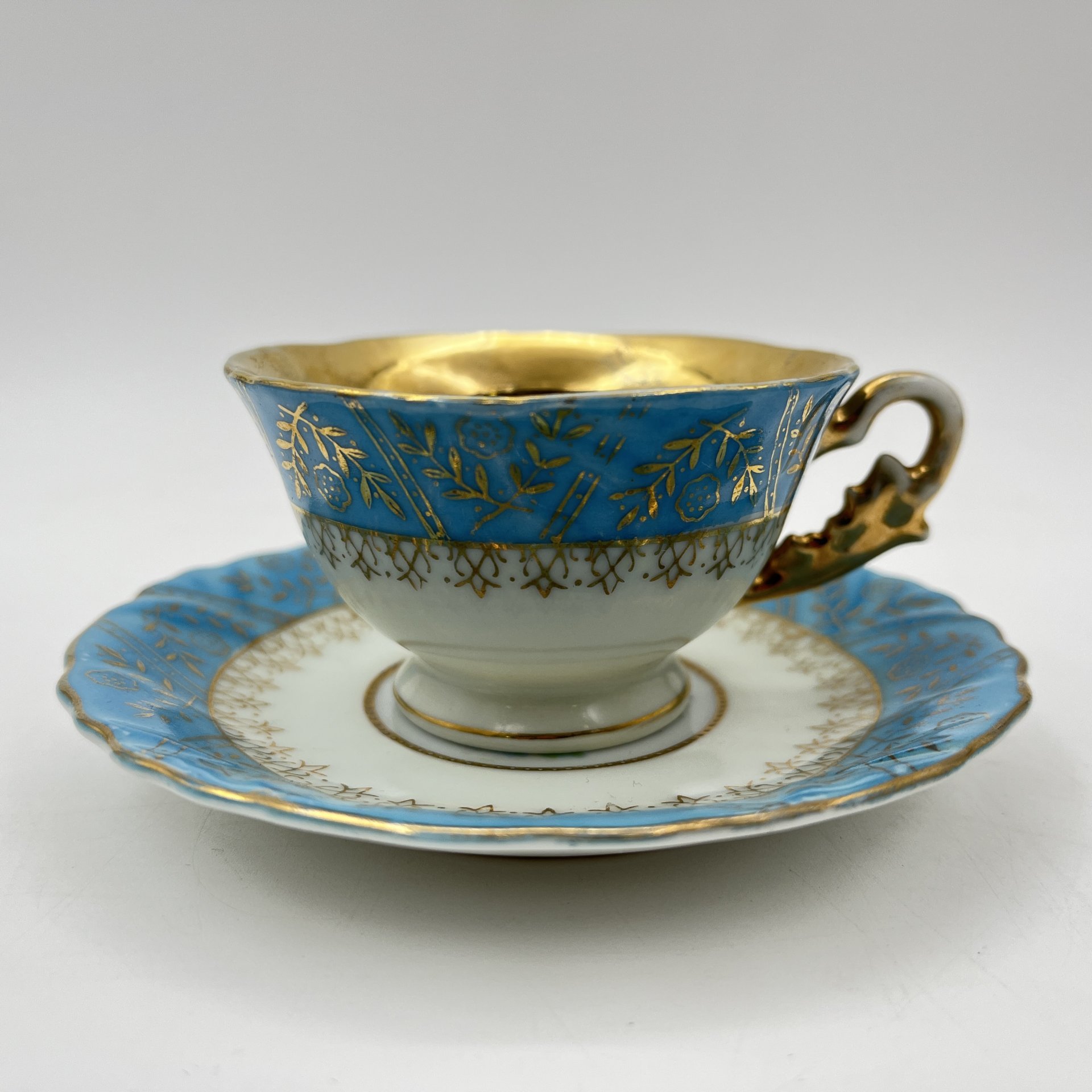 Пара кофейная, украшенная изображением галантной сценой, фарфор, деколь, золочение, Западная Европа, 1960-1980 гг.