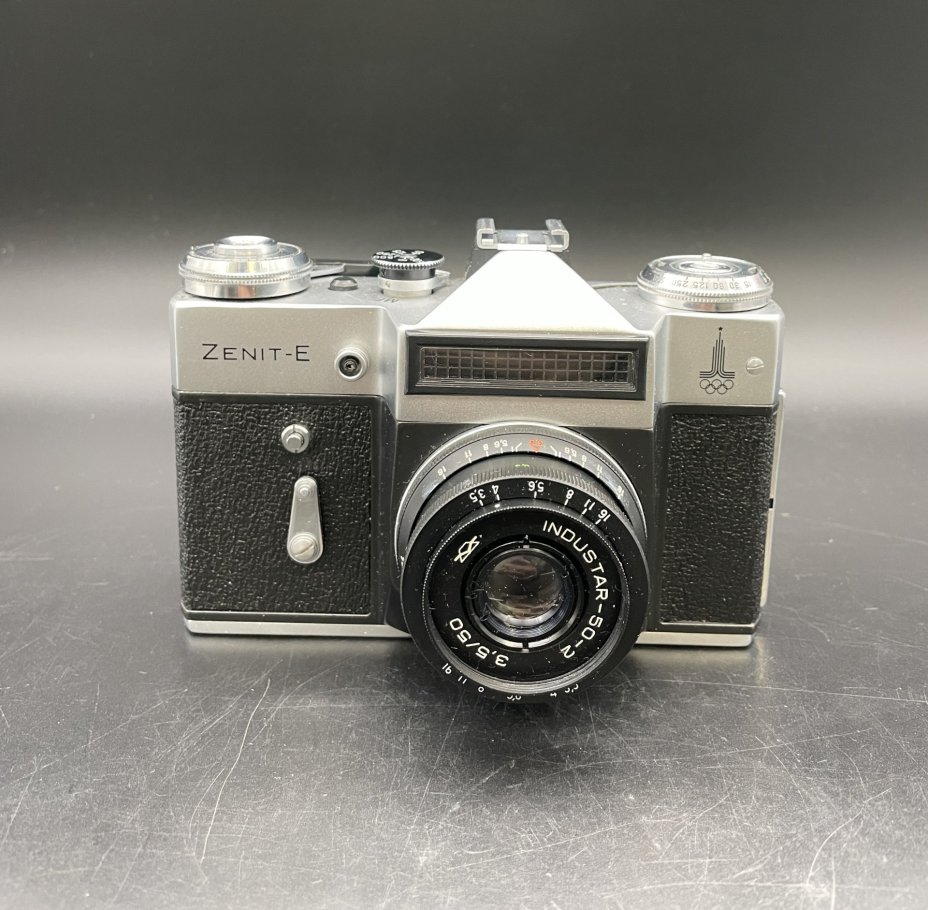 Фотоаппарат (не работает) "Зенит - Е" с объективом "Индустар - 50 - 2" с олимпийской символикой, в кофре, Красногорский механический завод (КМЗ)