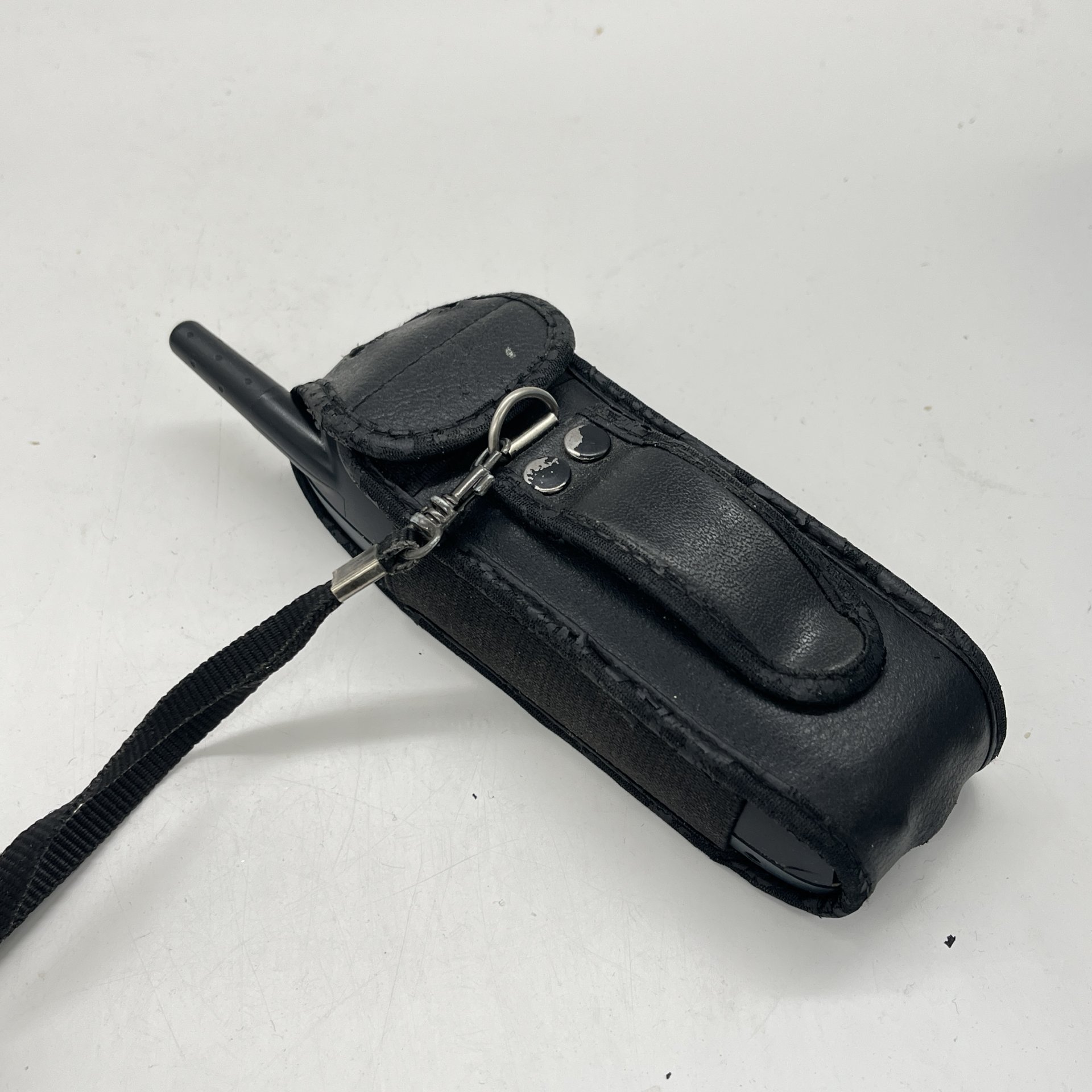 Телефон Motorola кнопочный в  чехле