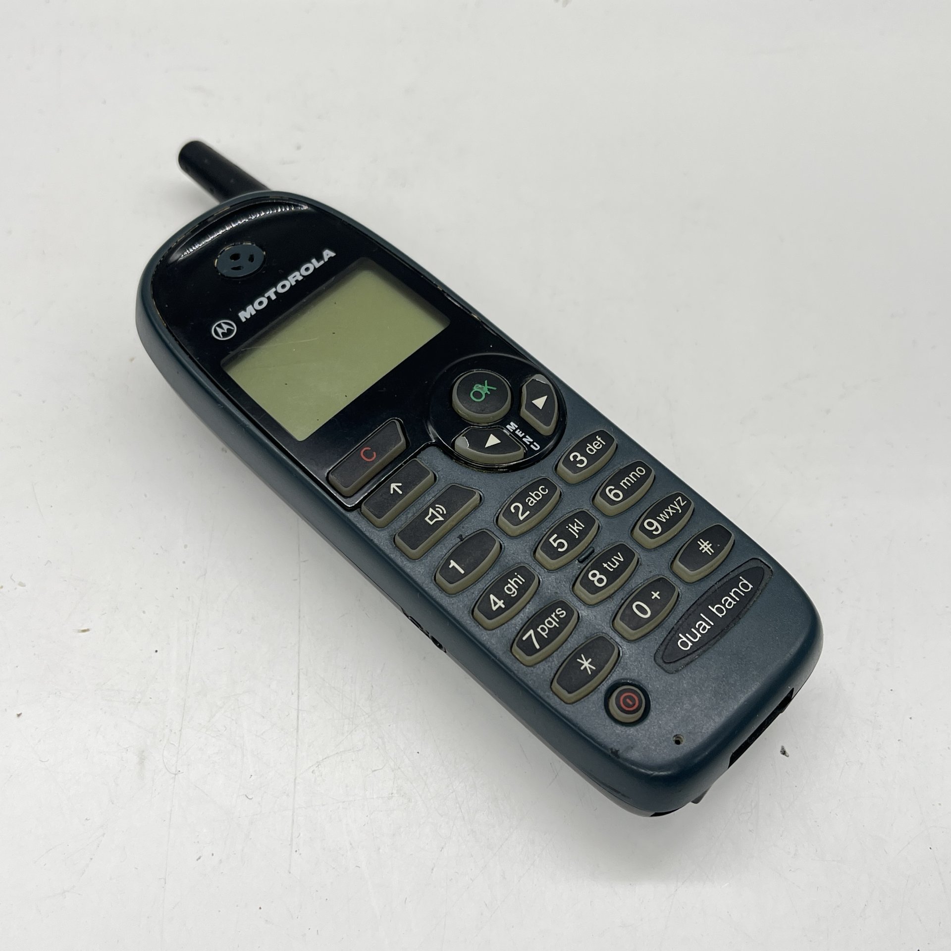 Телефон Motorola кнопочный в  чехле