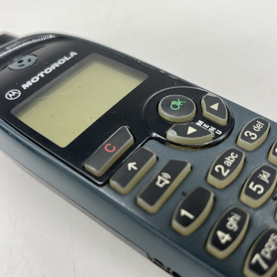 Телефон Motorola кнопочный в  чехле