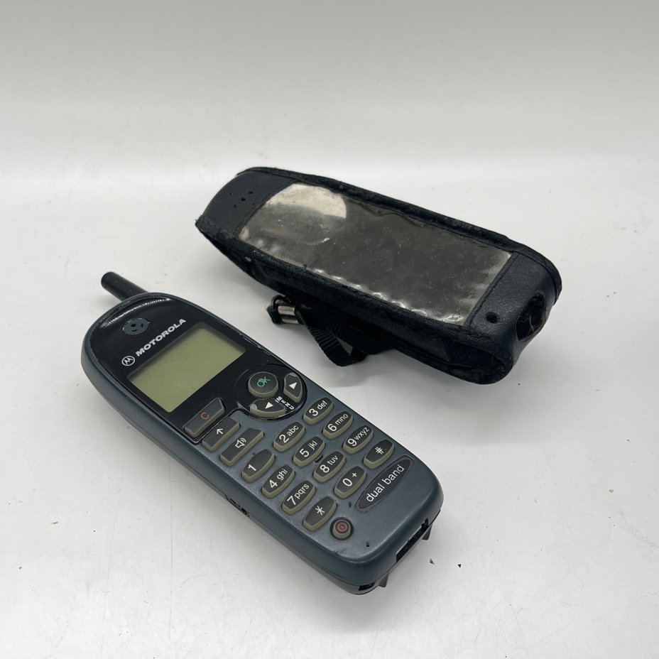 Телефон Motorola кнопочный в  чехле