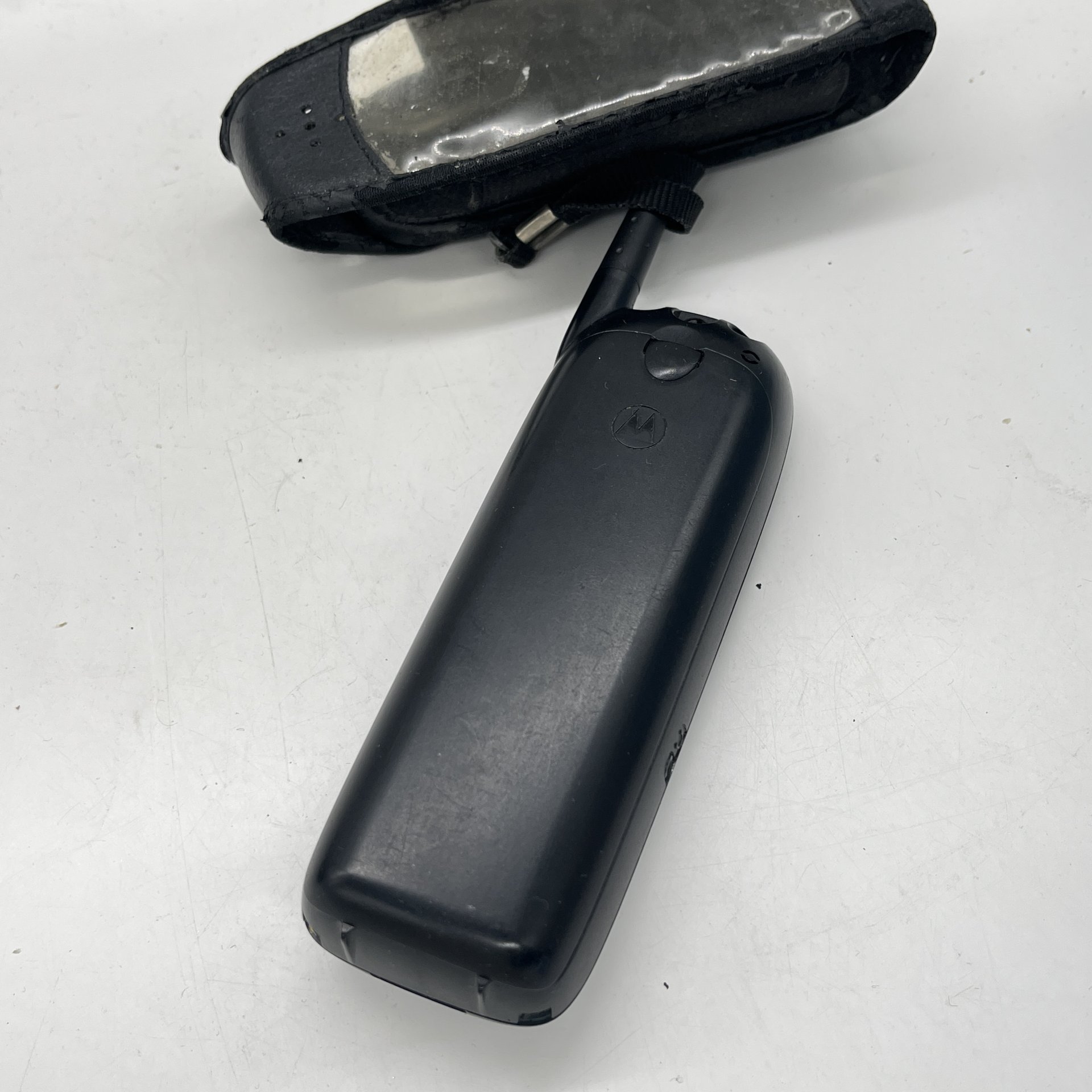 Телефон Motorola кнопочный в  чехле