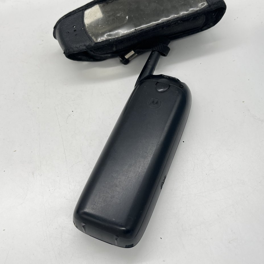 Телефон Motorola кнопочный в  чехле