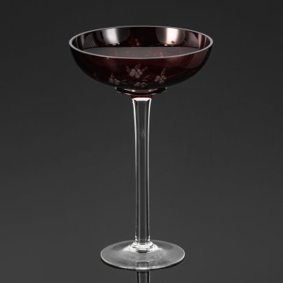 Ваза (конфетница) рубинового цвета с цветочным узором на высокой ножке