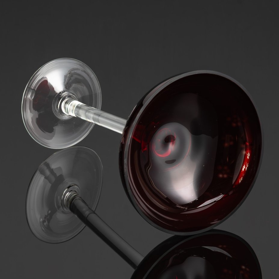 Ваза (конфетница) рубинового цвета с цветочным узором на высокой ножке