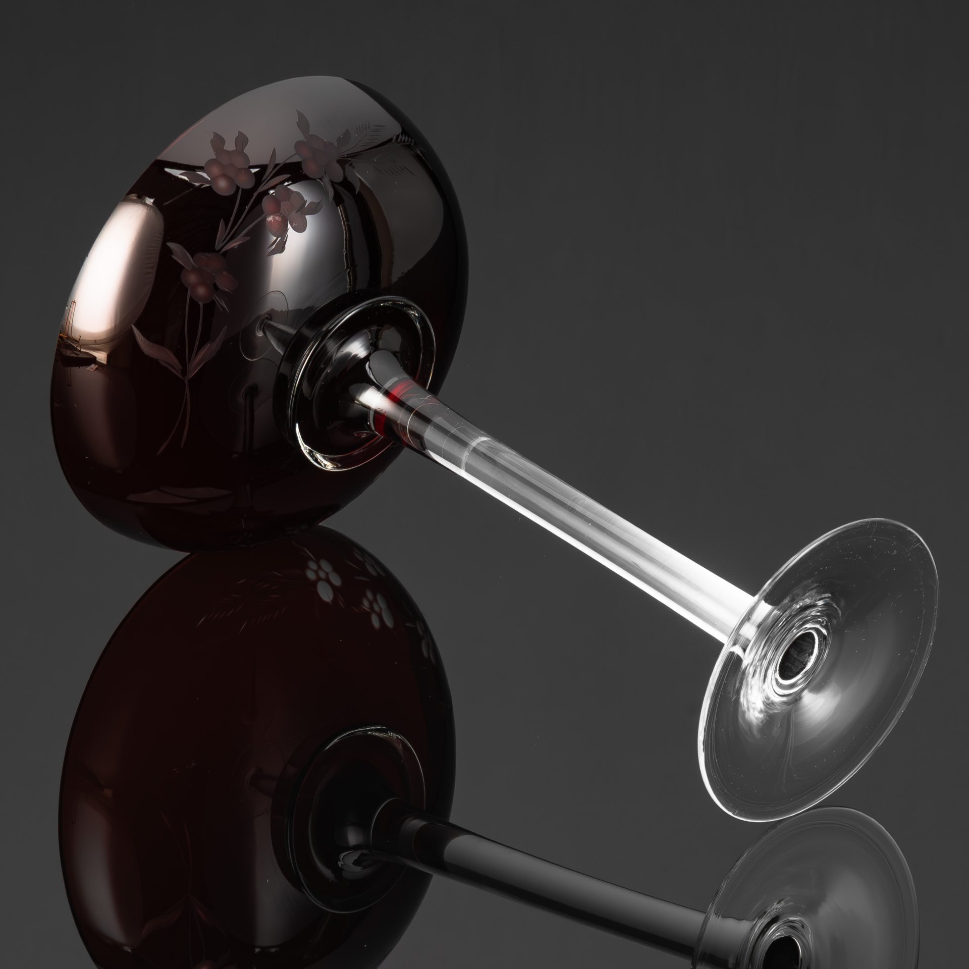 Ваза (конфетница) рубинового цвета с цветочным узором на высокой ножке