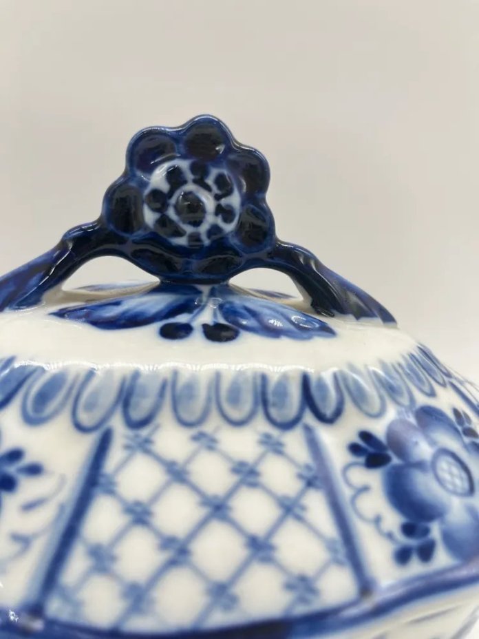 Икорница с расписным цветочным декором, Гжель