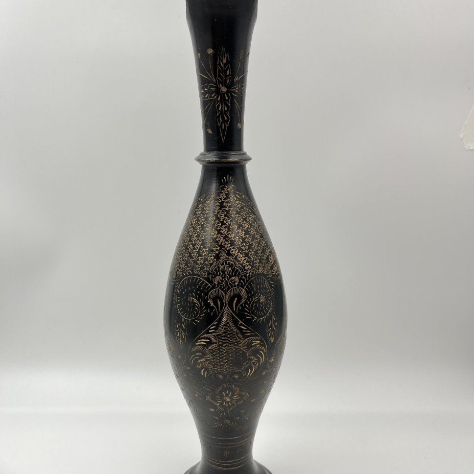 Кувшин в восточном стиле, украшенный растительным декором