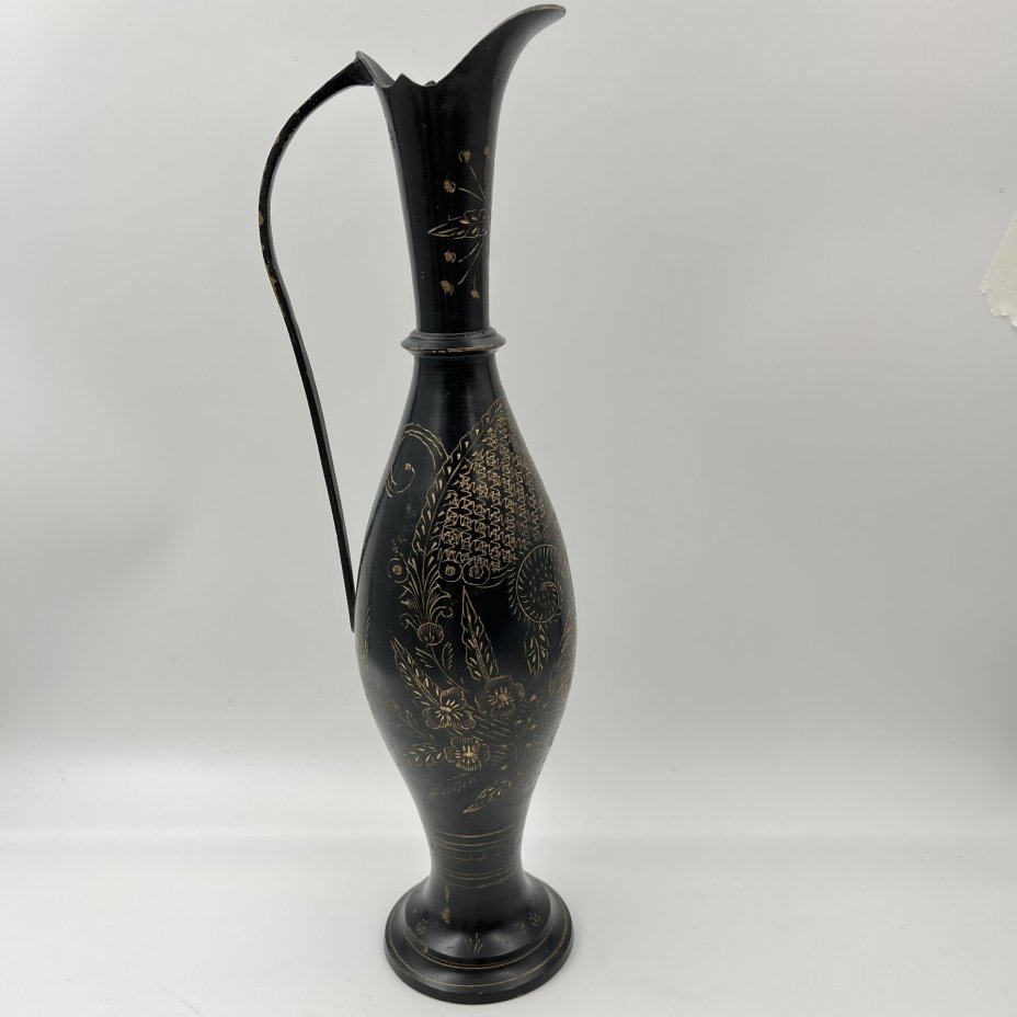 Кувшин в восточном стиле, украшенный растительным декором