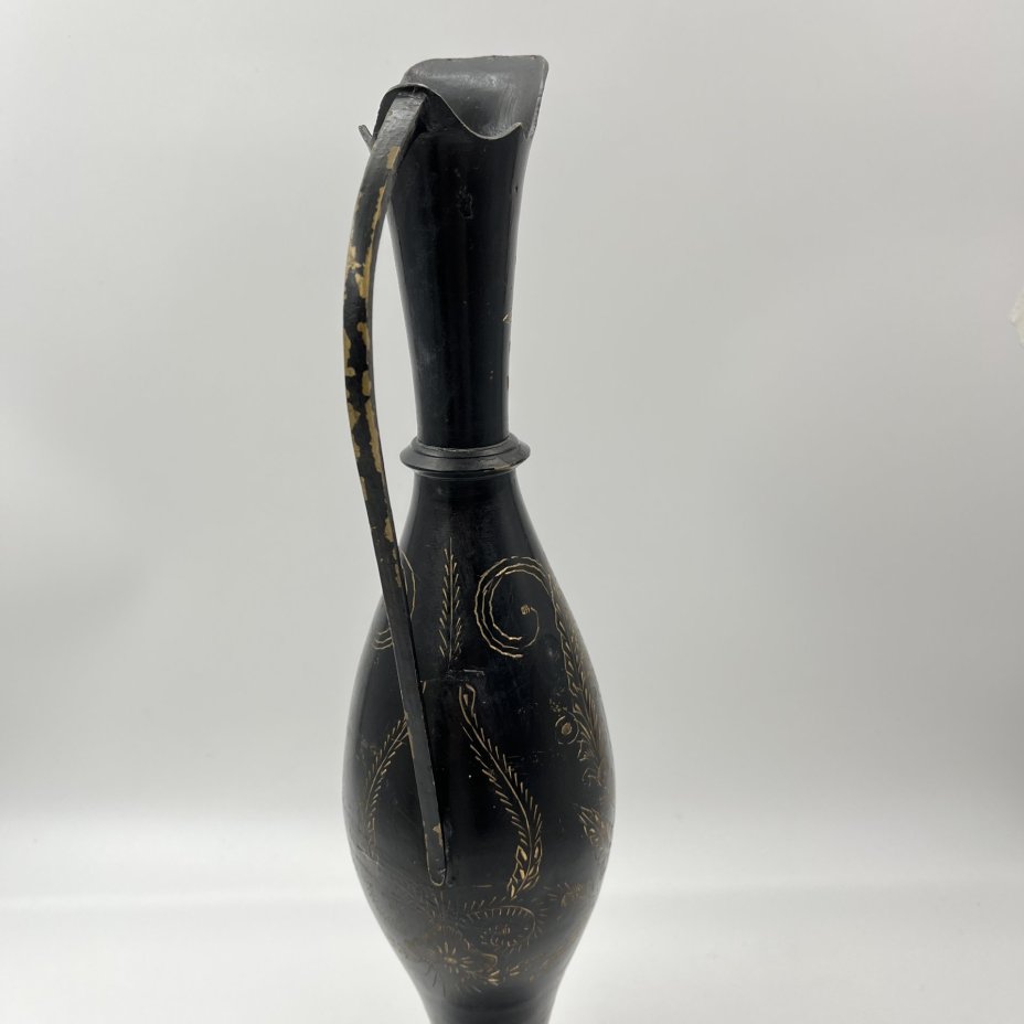 Кувшин в восточном стиле, украшенный растительным декором