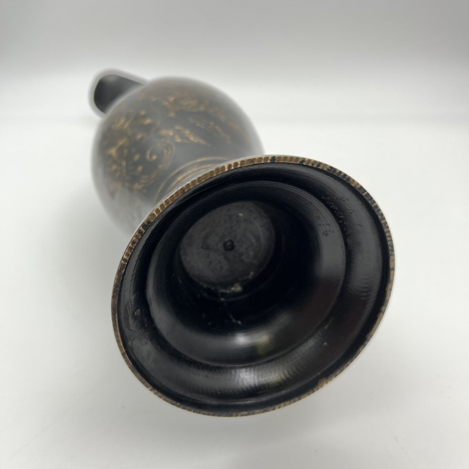 Кувшин в восточном стиле, украшенный растительным декором