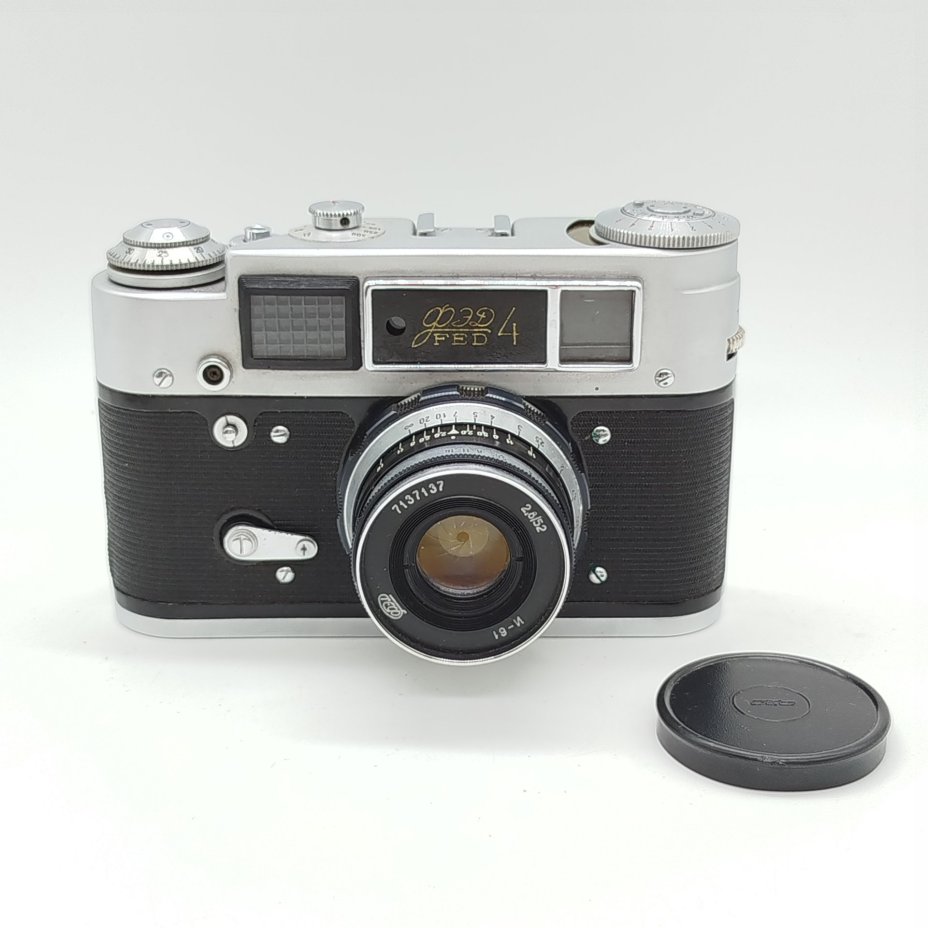 Фотоаппарат пленочный "ФЭД-4" с объективом "Индустар-61 Л/Д" в оригинальном кофре