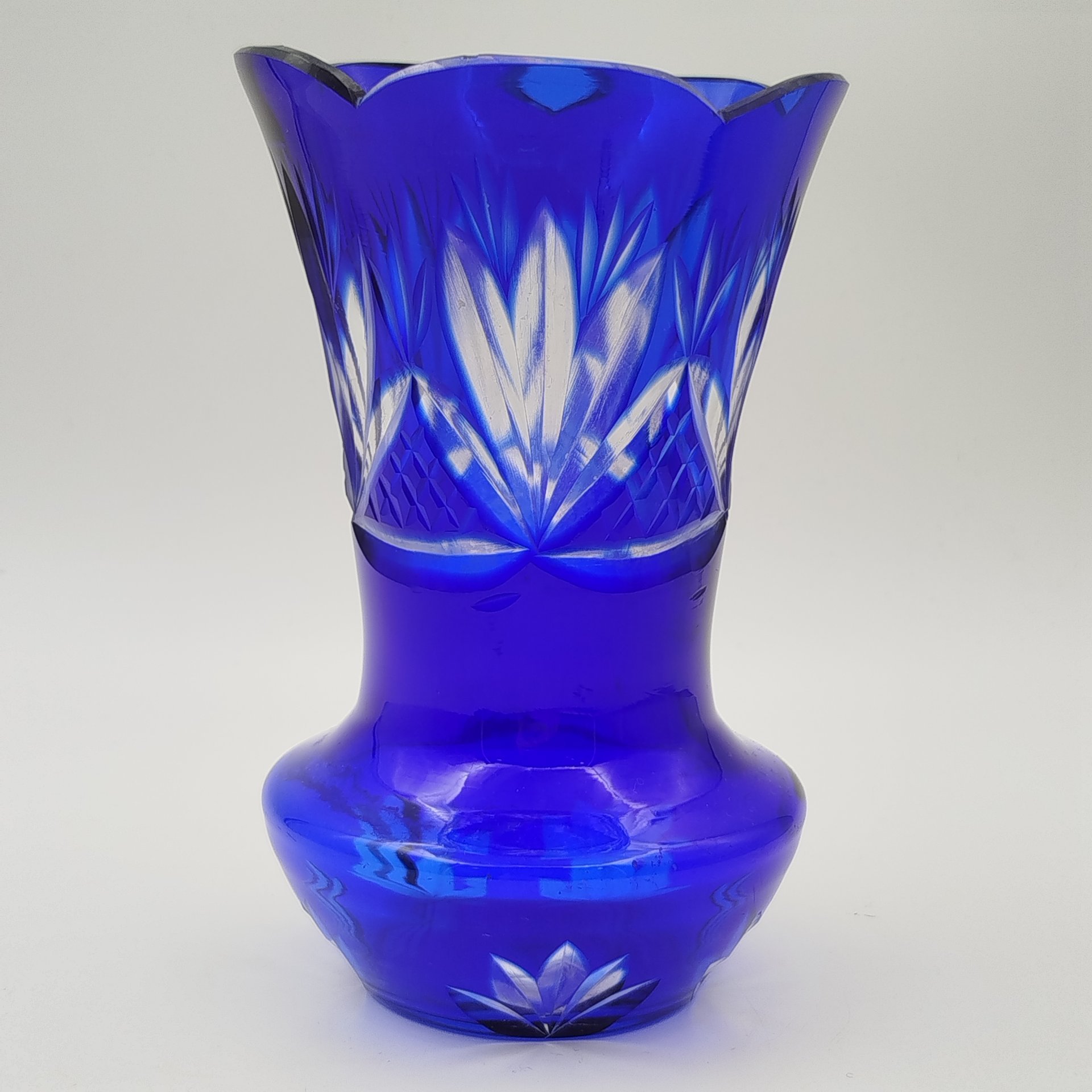 Ваза для цветов кобальтового оттенка с растительным декором, стекло, резьба, СССР, 1960-1980 гг.