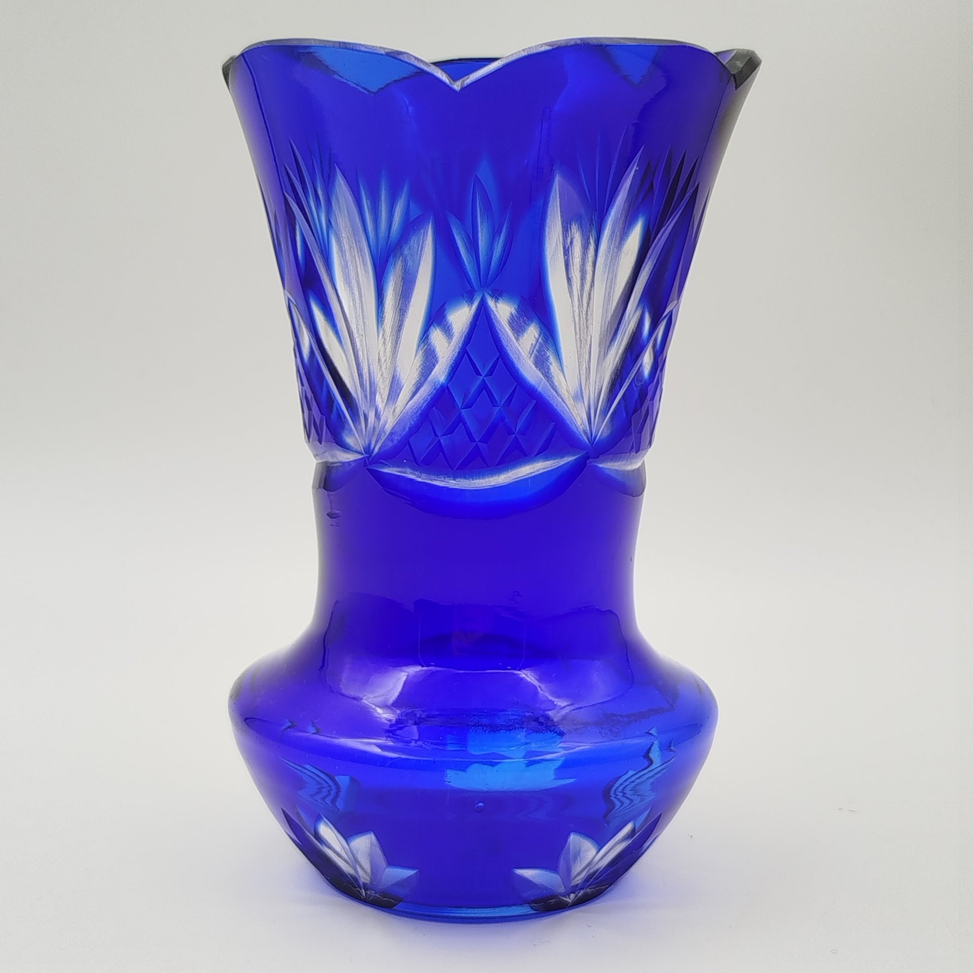Ваза для цветов кобальтового оттенка с растительным декором, стекло, резьба, СССР, 1960-1980 гг.
