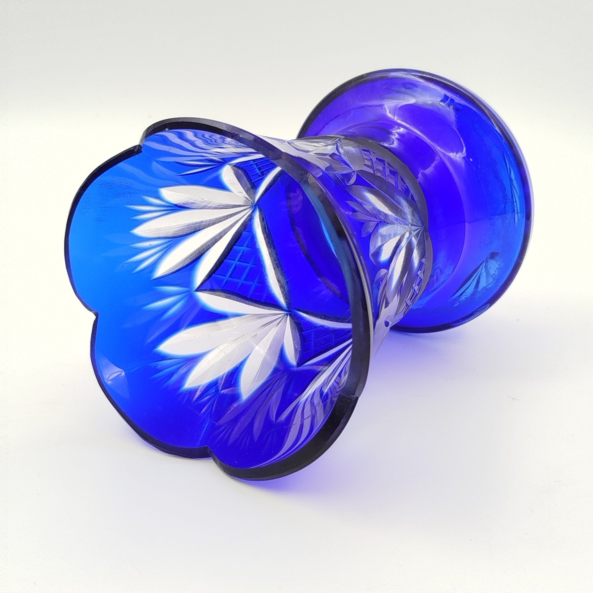 Ваза для цветов кобальтового оттенка с растительным декором, стекло, резьба, СССР, 1960-1980 гг.