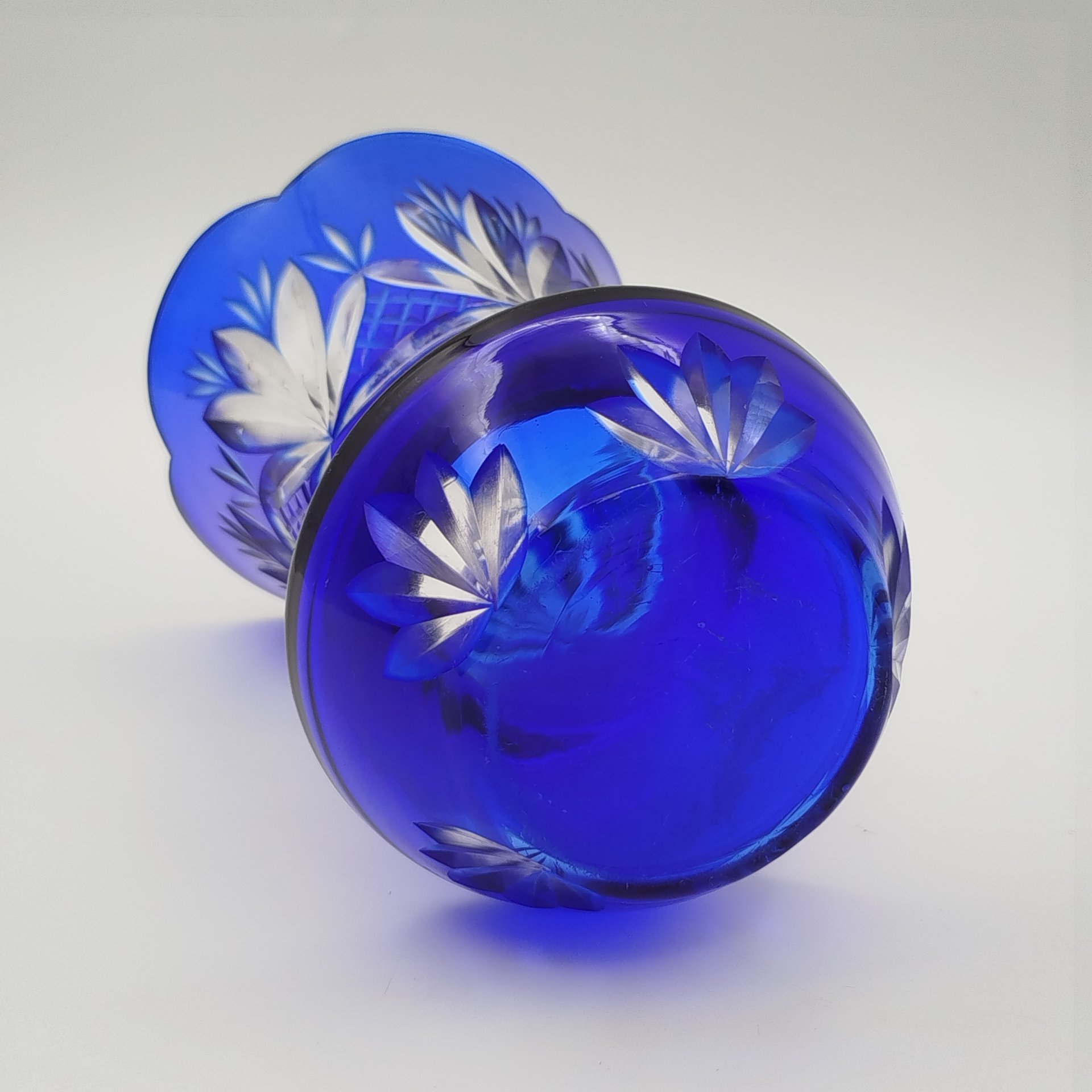 Ваза для цветов кобальтового оттенка с растительным декором, стекло, резьба, СССР, 1960-1980 гг.